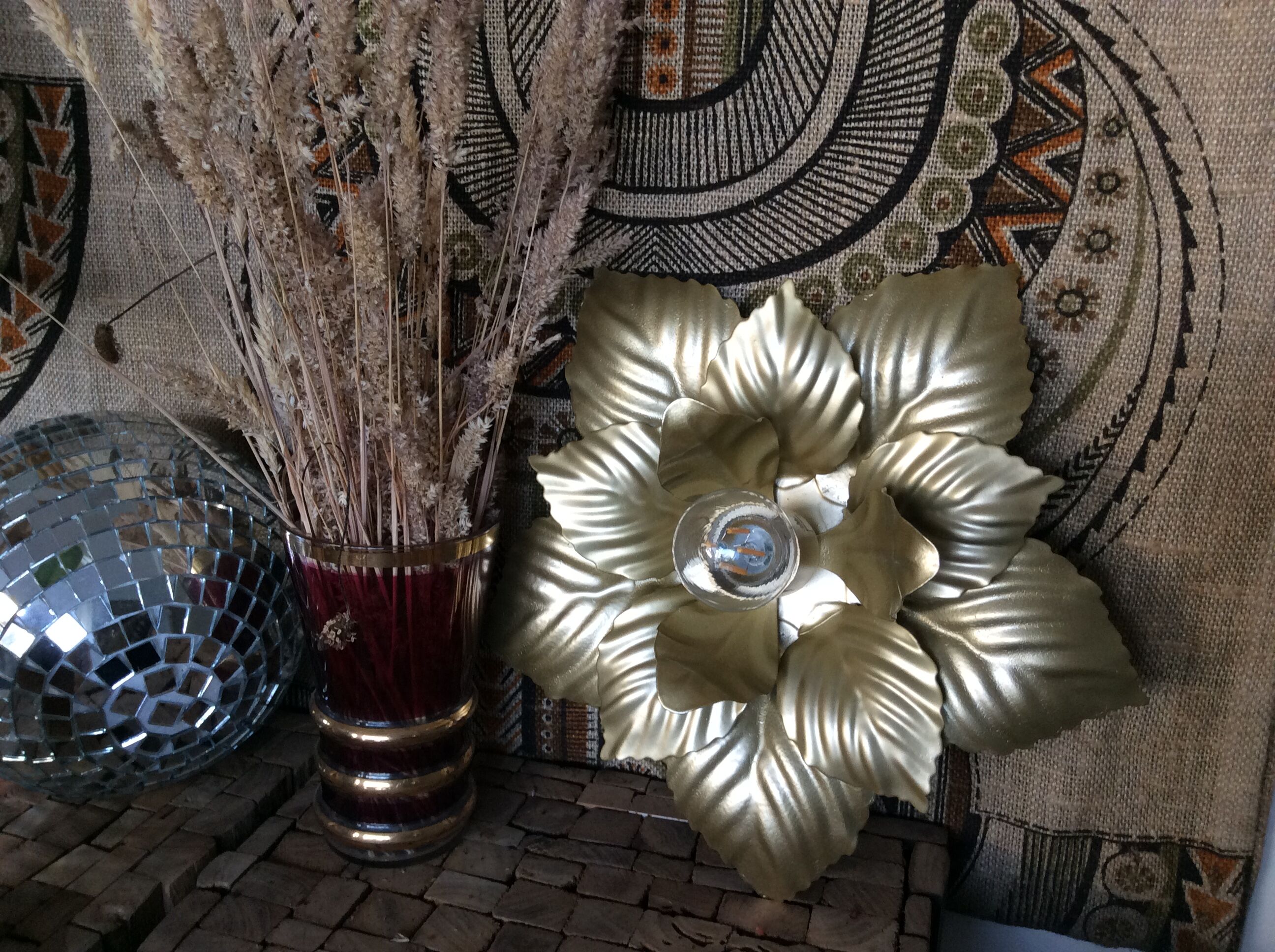 Golden metal flower wall lamp