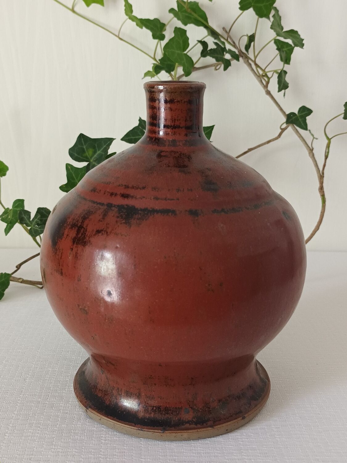 Lamp base in white terracotta stoneware.