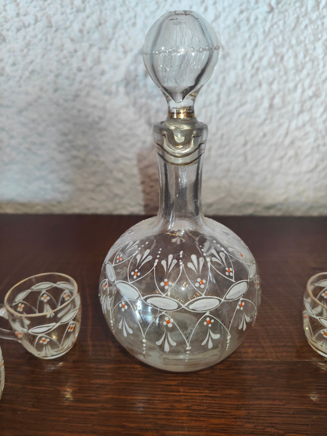 Service à liqueur en verre émaillé de blanc et de orange