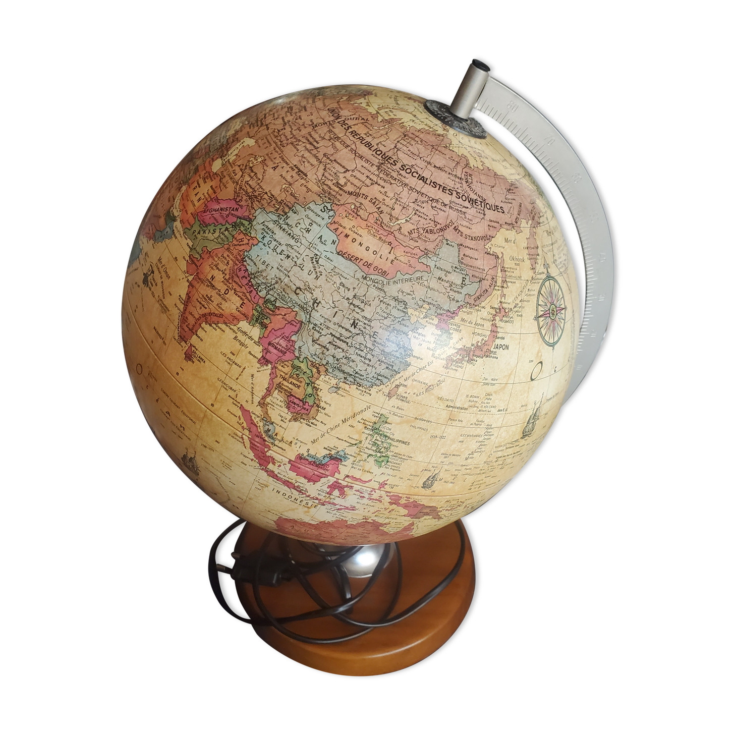 Scandinavian light globe