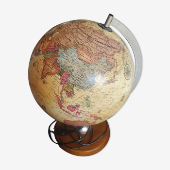 Globe terrestre lumineux scandinave