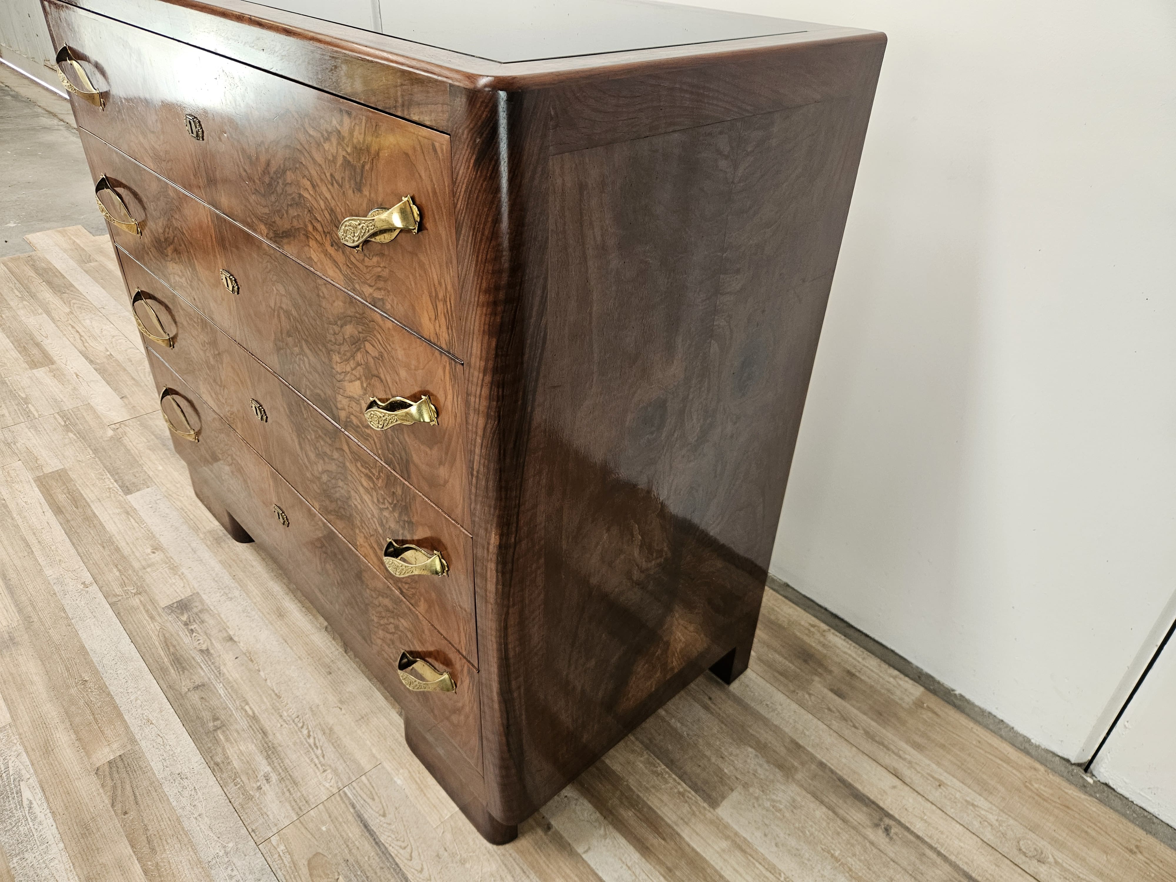 1940s Art Decò chest of drawers in walnut burl with black glass top