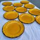 11 assiettes à dessert ocre fleur de lys