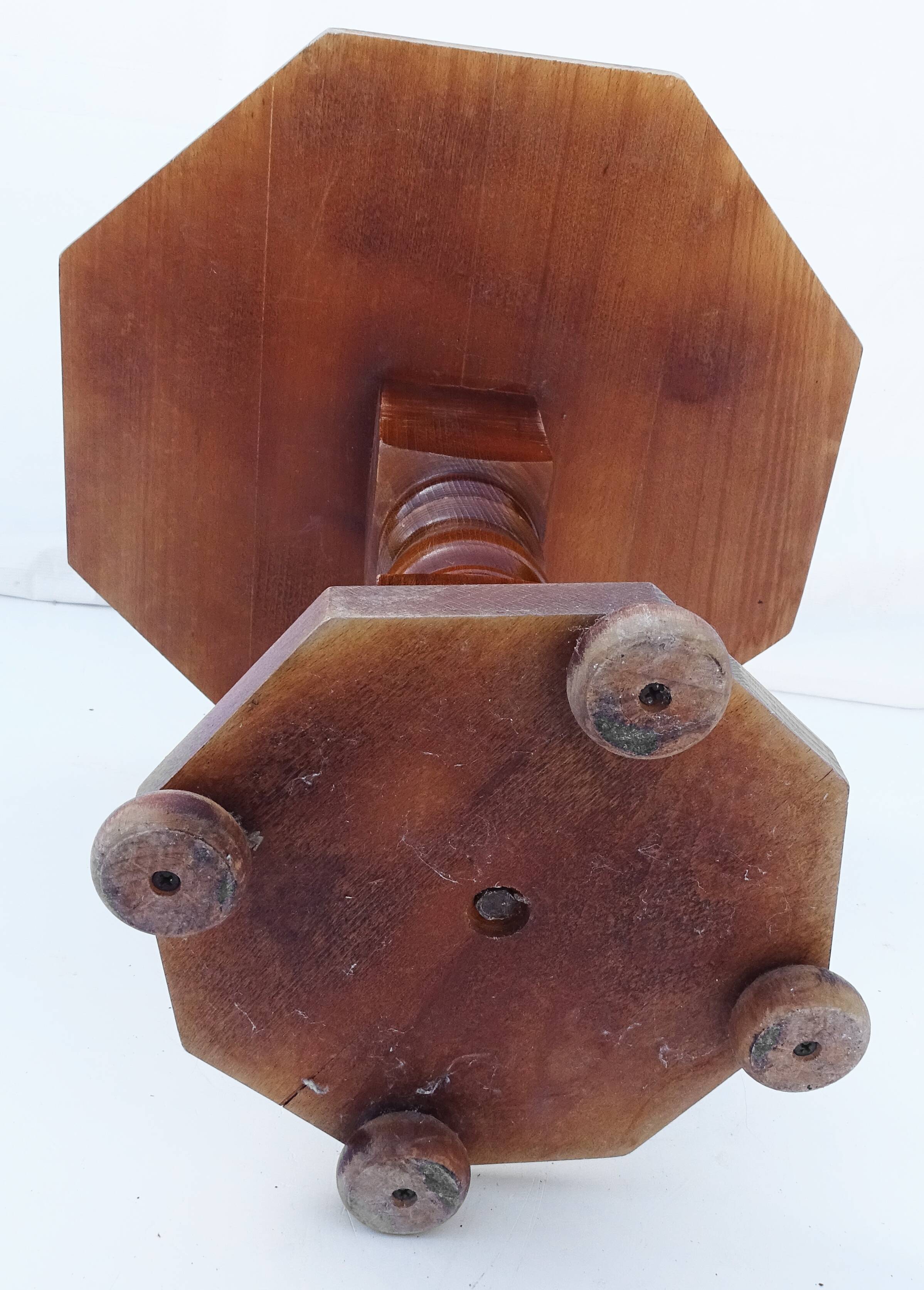 Balustered pedestal table