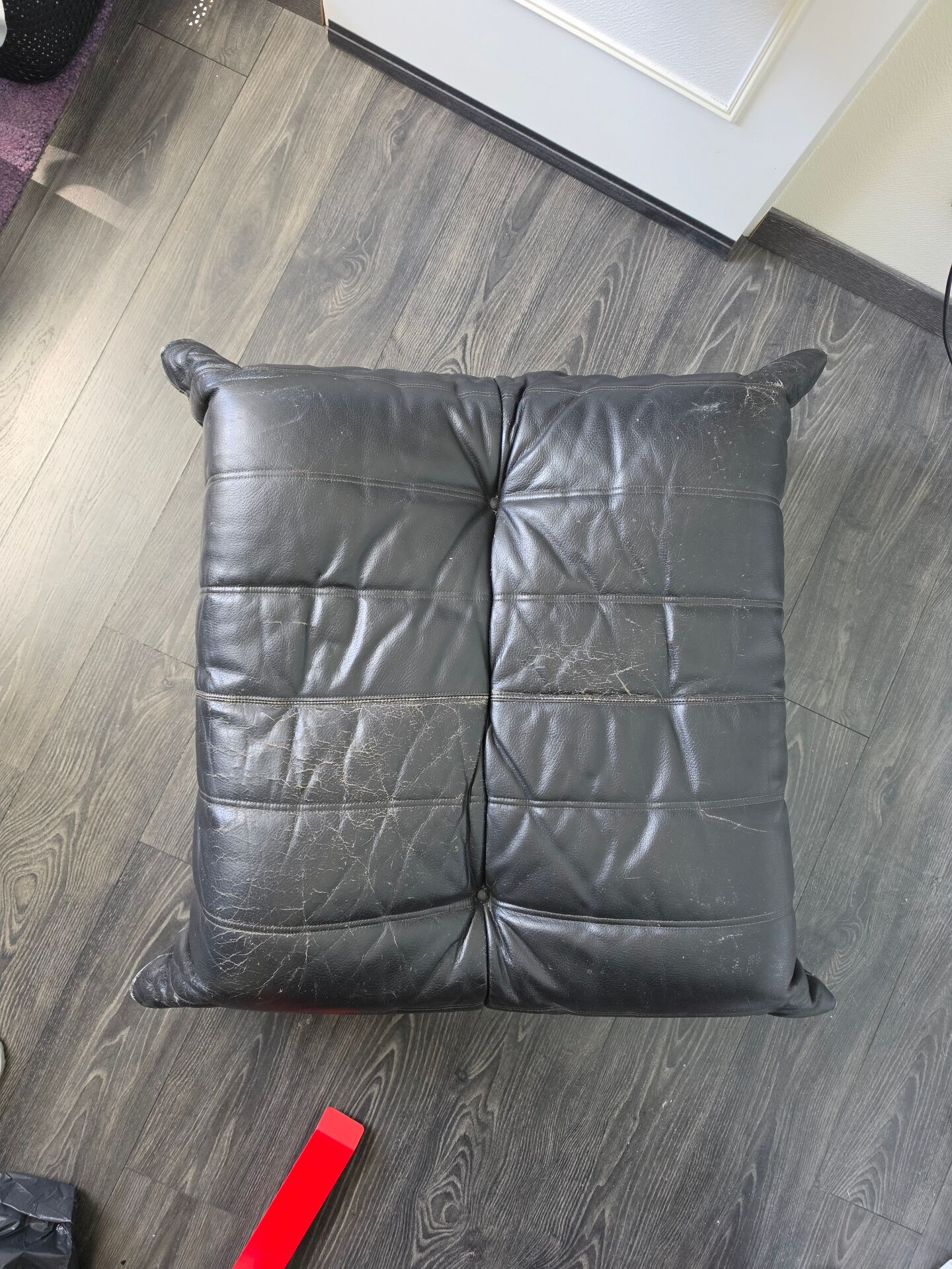 Togo Ligne Roset - Black leather pouf
