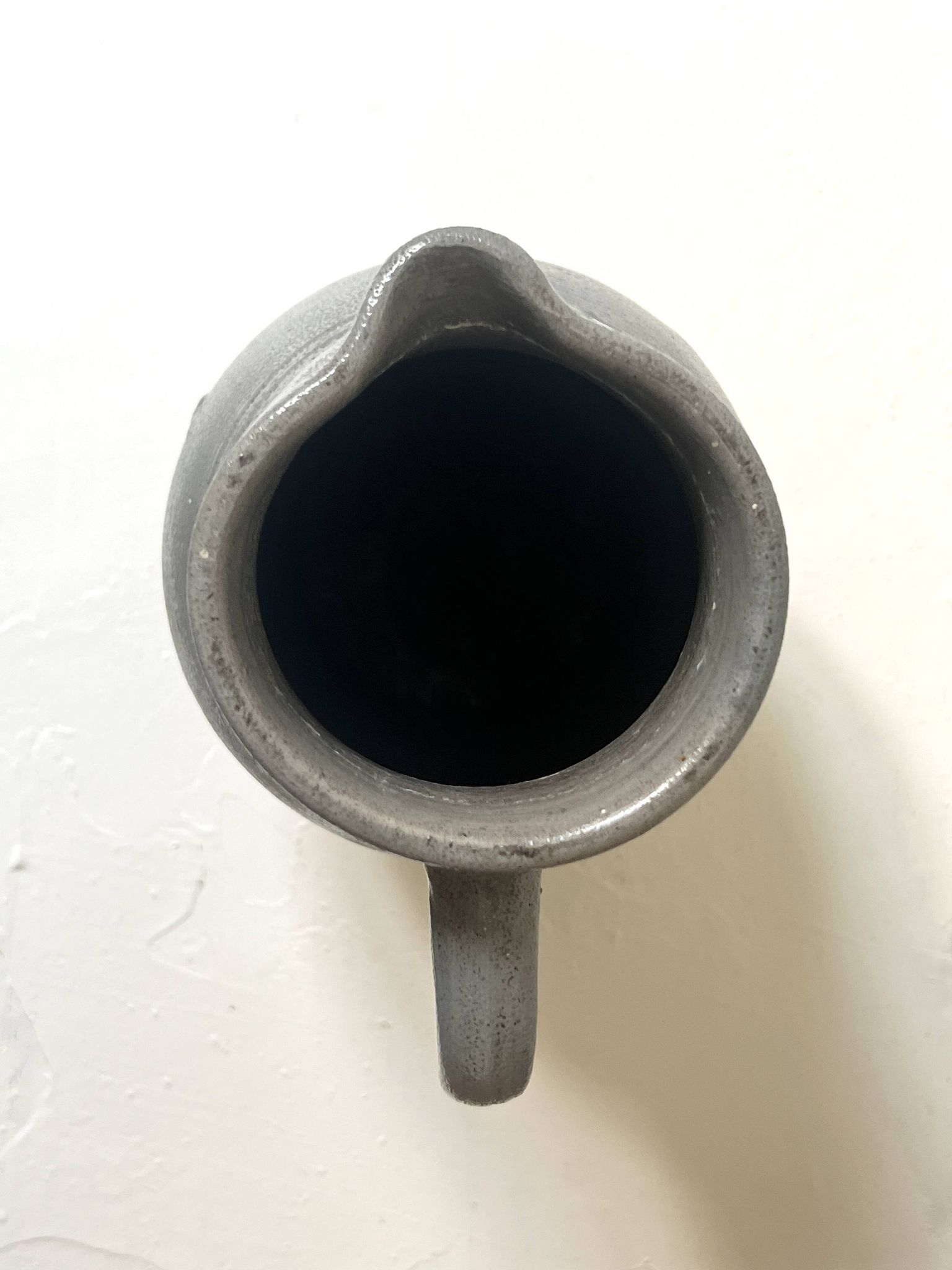 Grand pichet en céramique en grès émaillé gris – artisanat France vers 1970