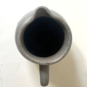 Grand pichet en céramique en grès émaillé gris – artisanat France vers 1970