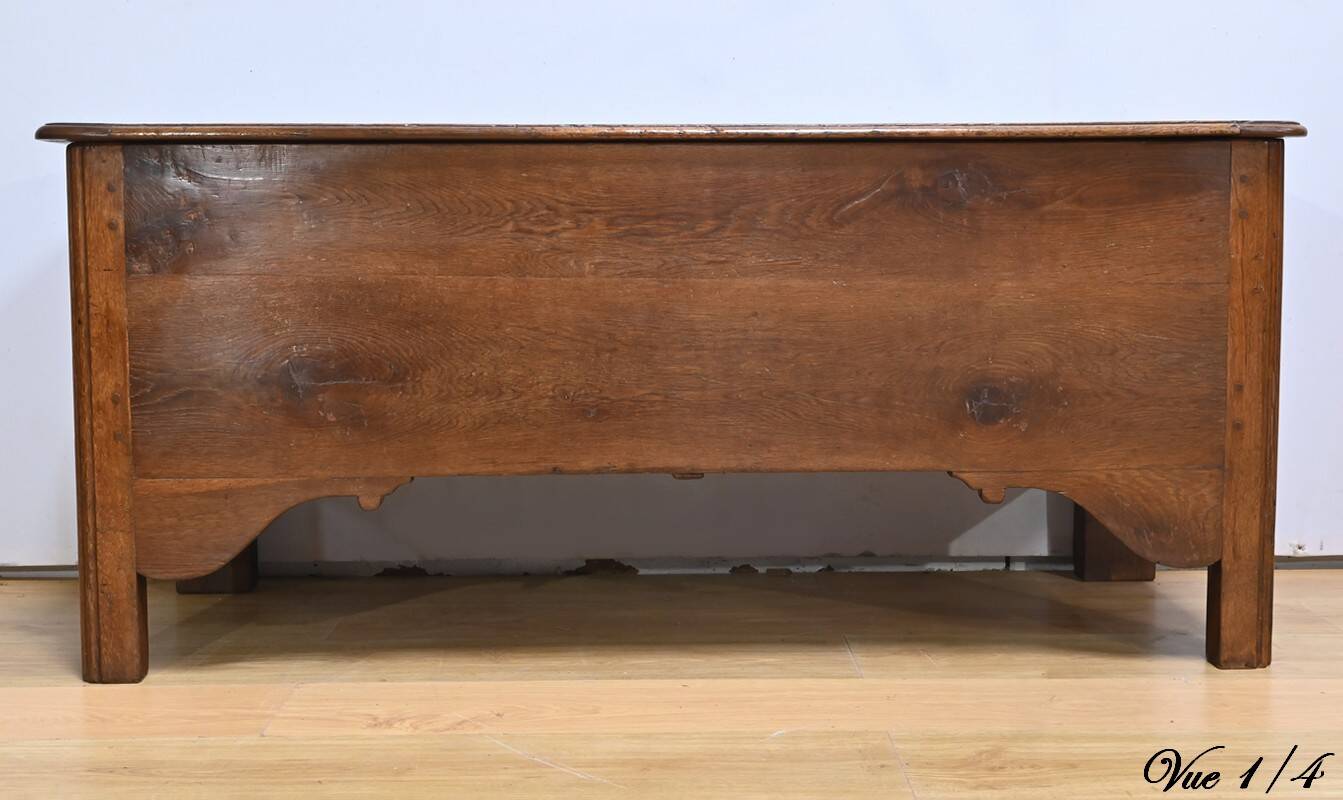 Important oak chest – late 19th century
