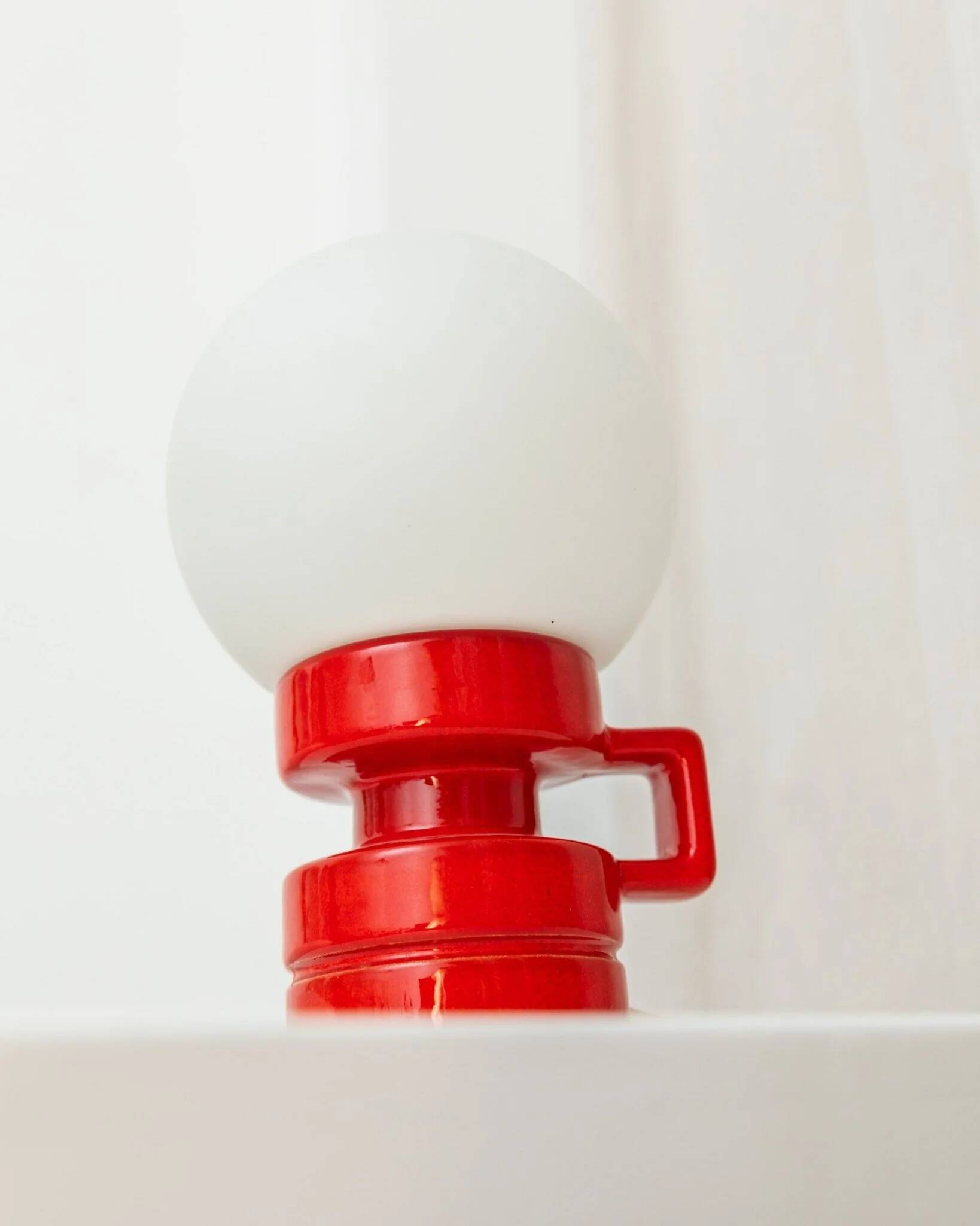 Vintage ceramic table lamp, Italy, 1970s - Red with white glass shade - Mid-century design
