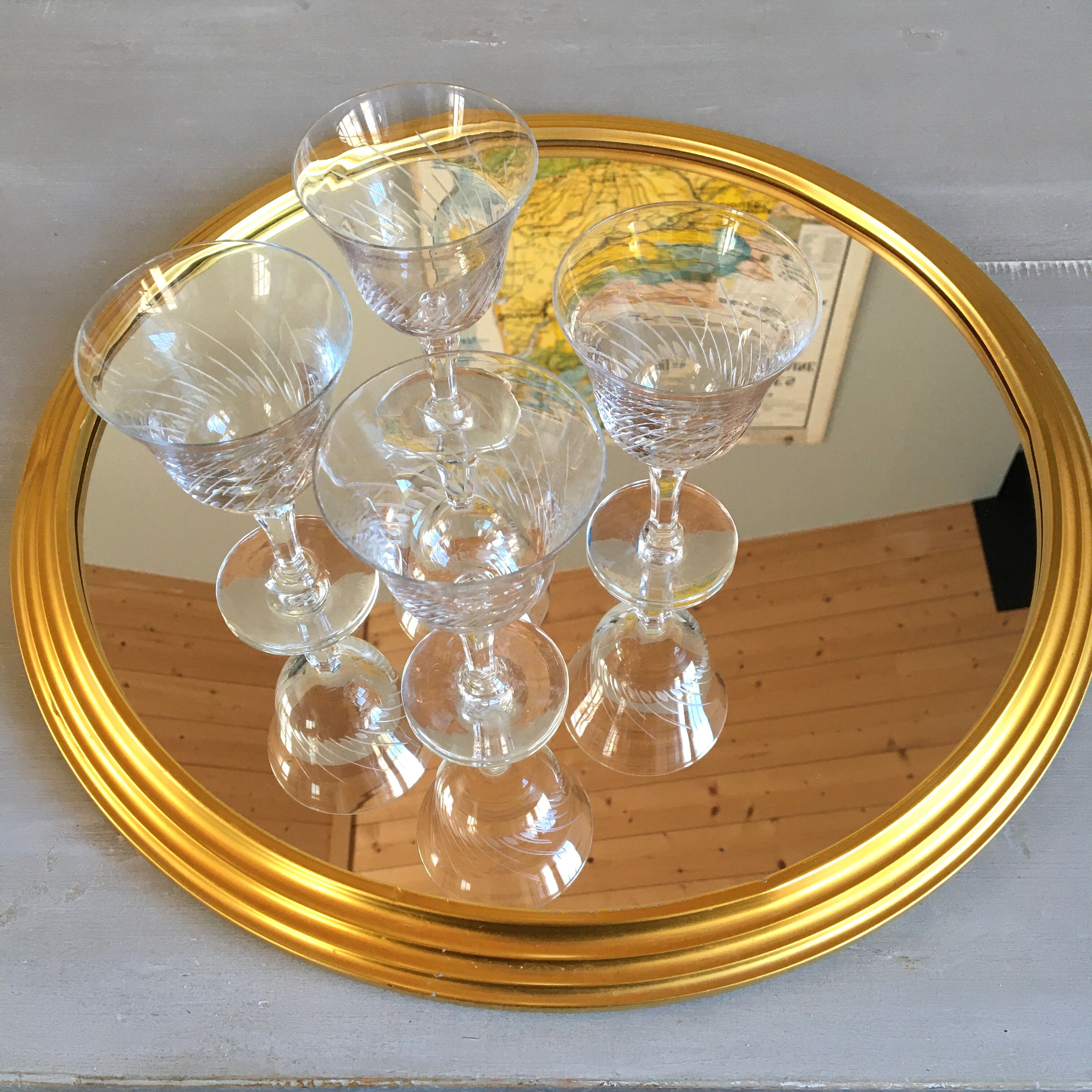 Round mirror tray