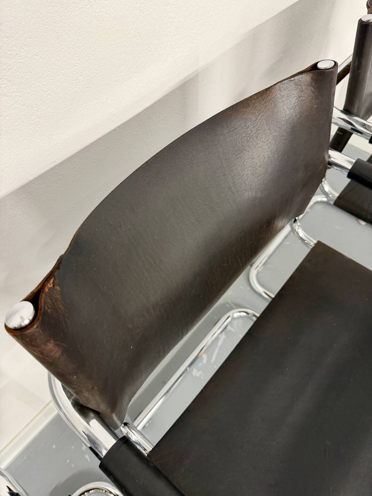 Lot of 5 tubular metal leather chairs, Bauhaus design, vintage 1970s.