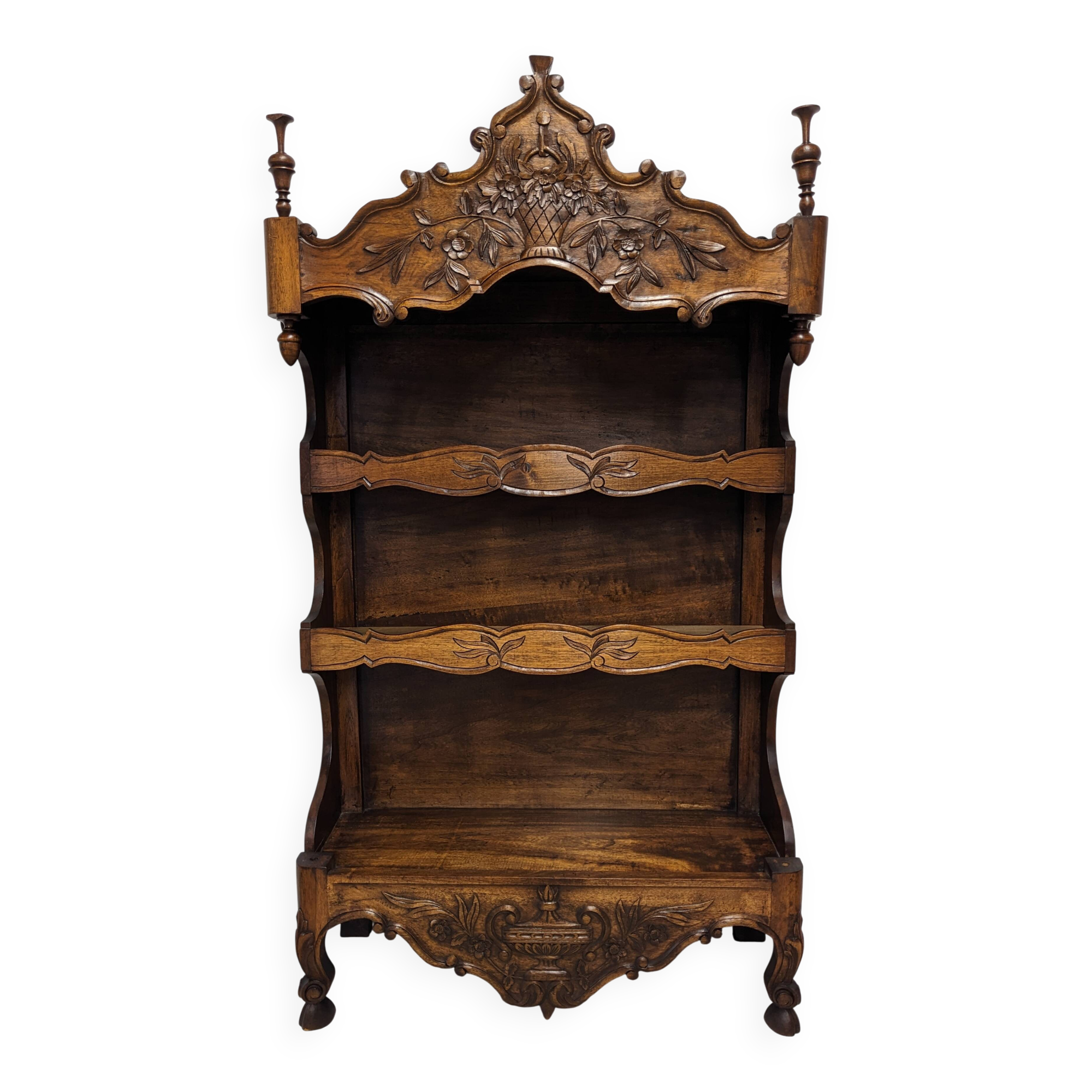 Etagère dite "Estagnier" de style Louis XV en noyer, France fin XIXème