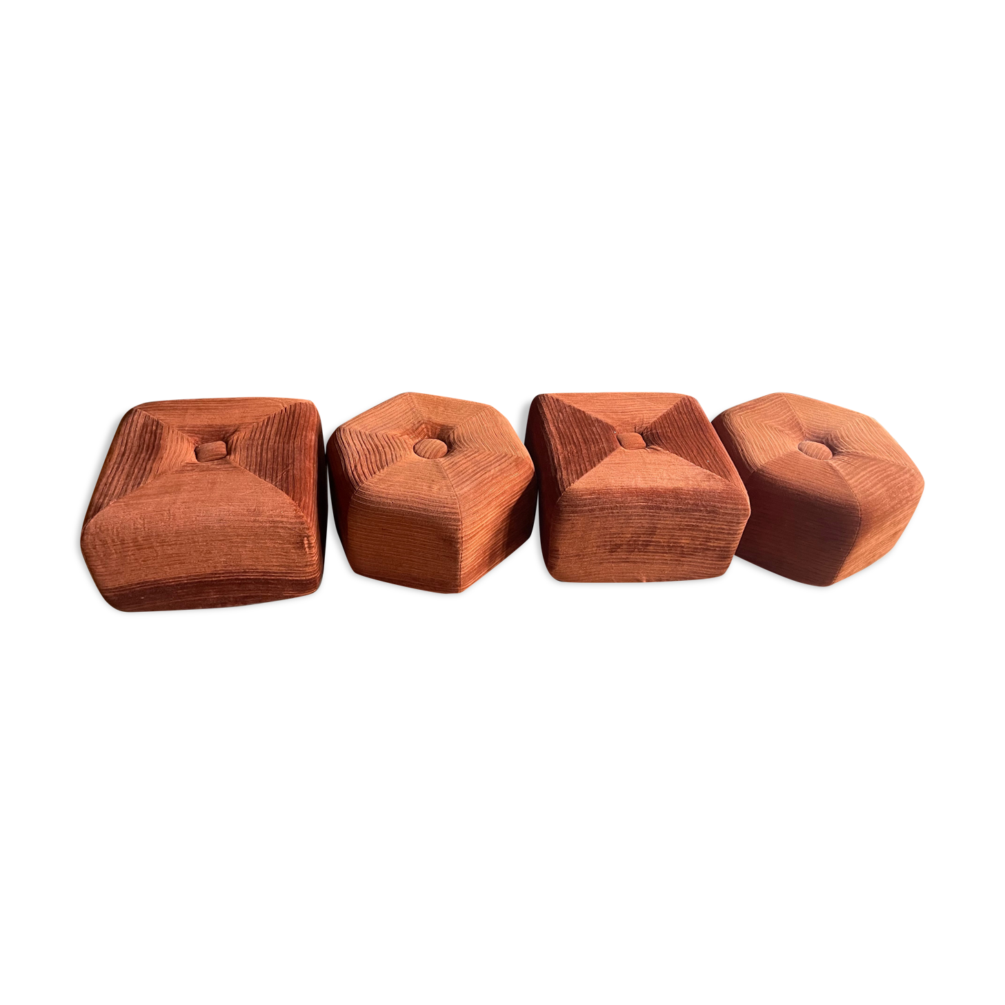 4 poufs