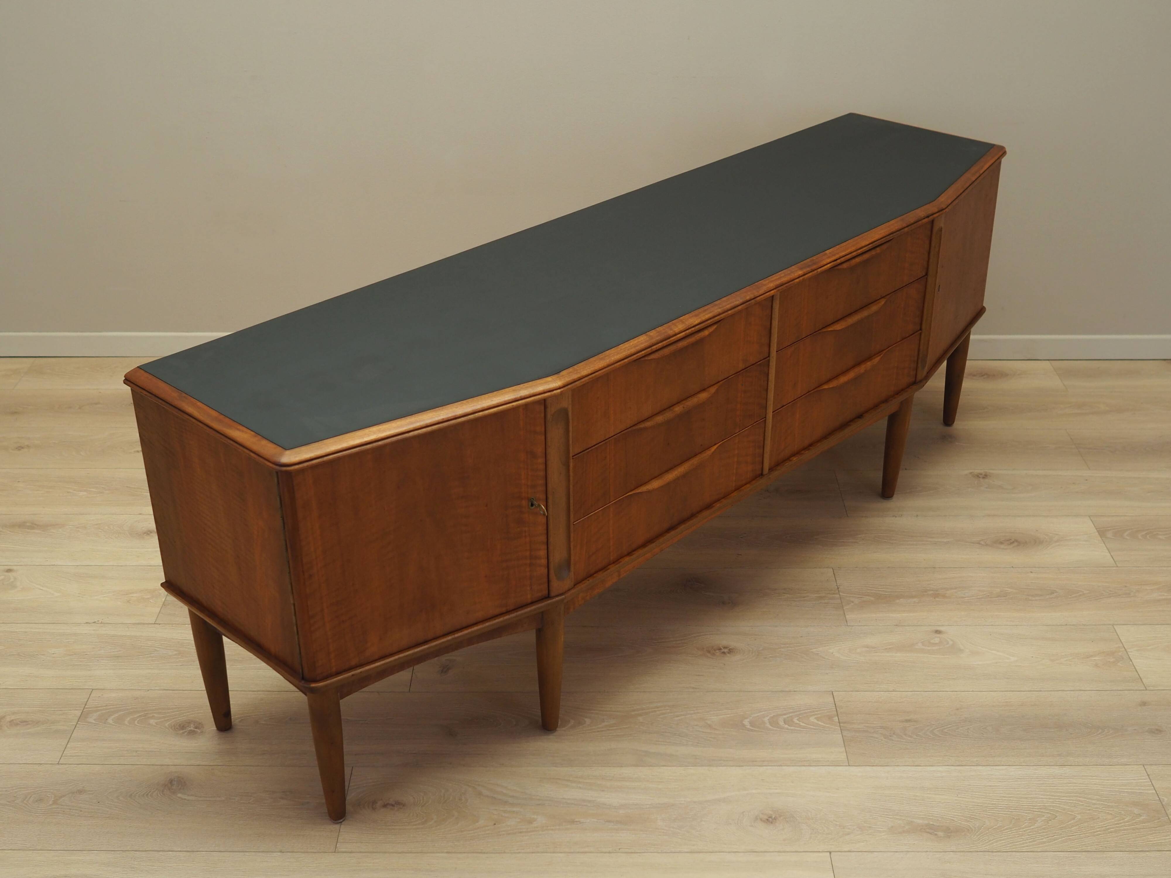 Buffet en noyer, design danois, années 1960, production : Danemark