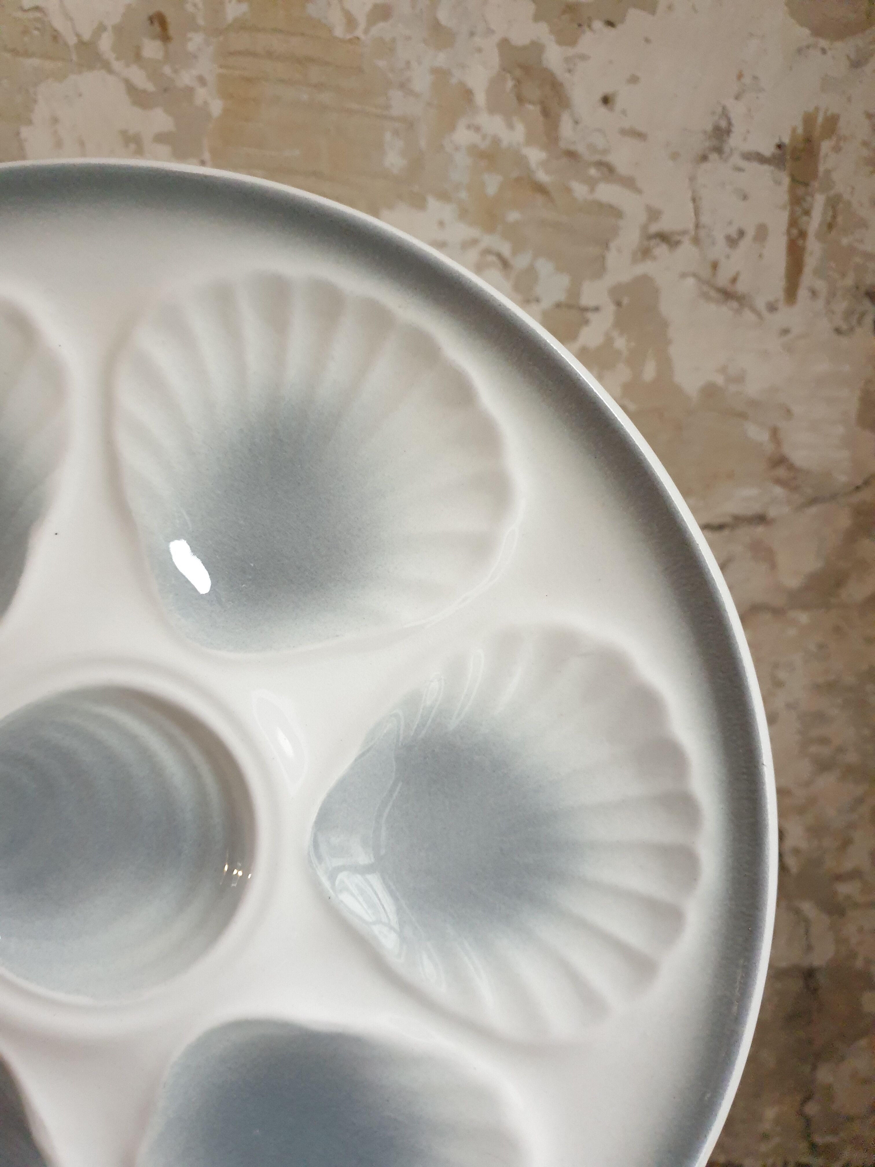 Suite of 12 oyster plates