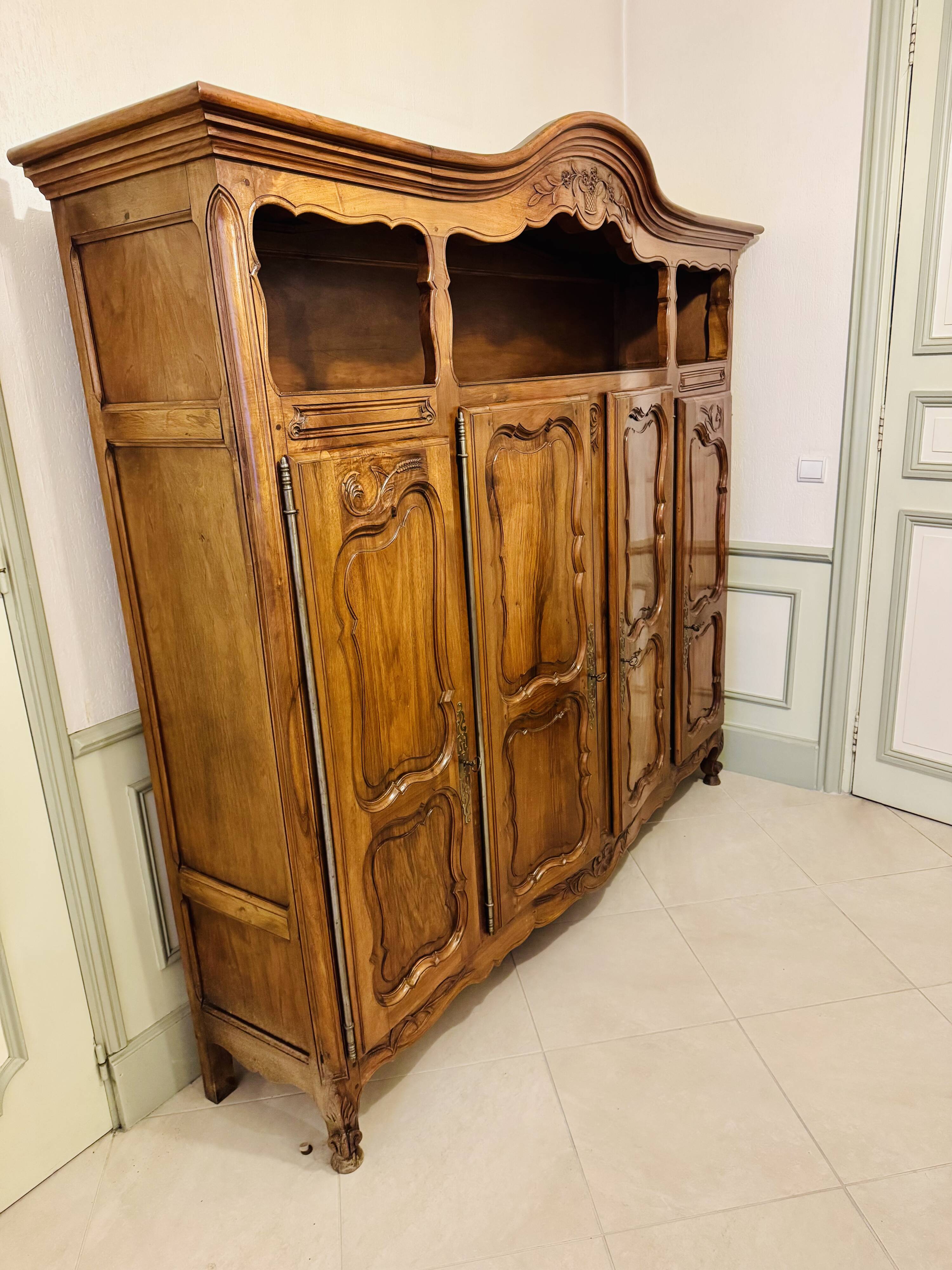 Magnificent two-body sideboard in carved walnut, Louis XV style.