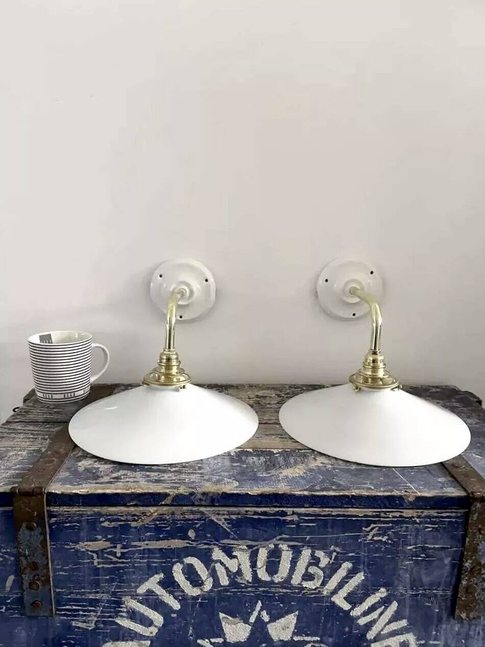 Paire d’appliques murales en opaline blanche