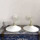 Paire d’appliques murales en opaline blanche