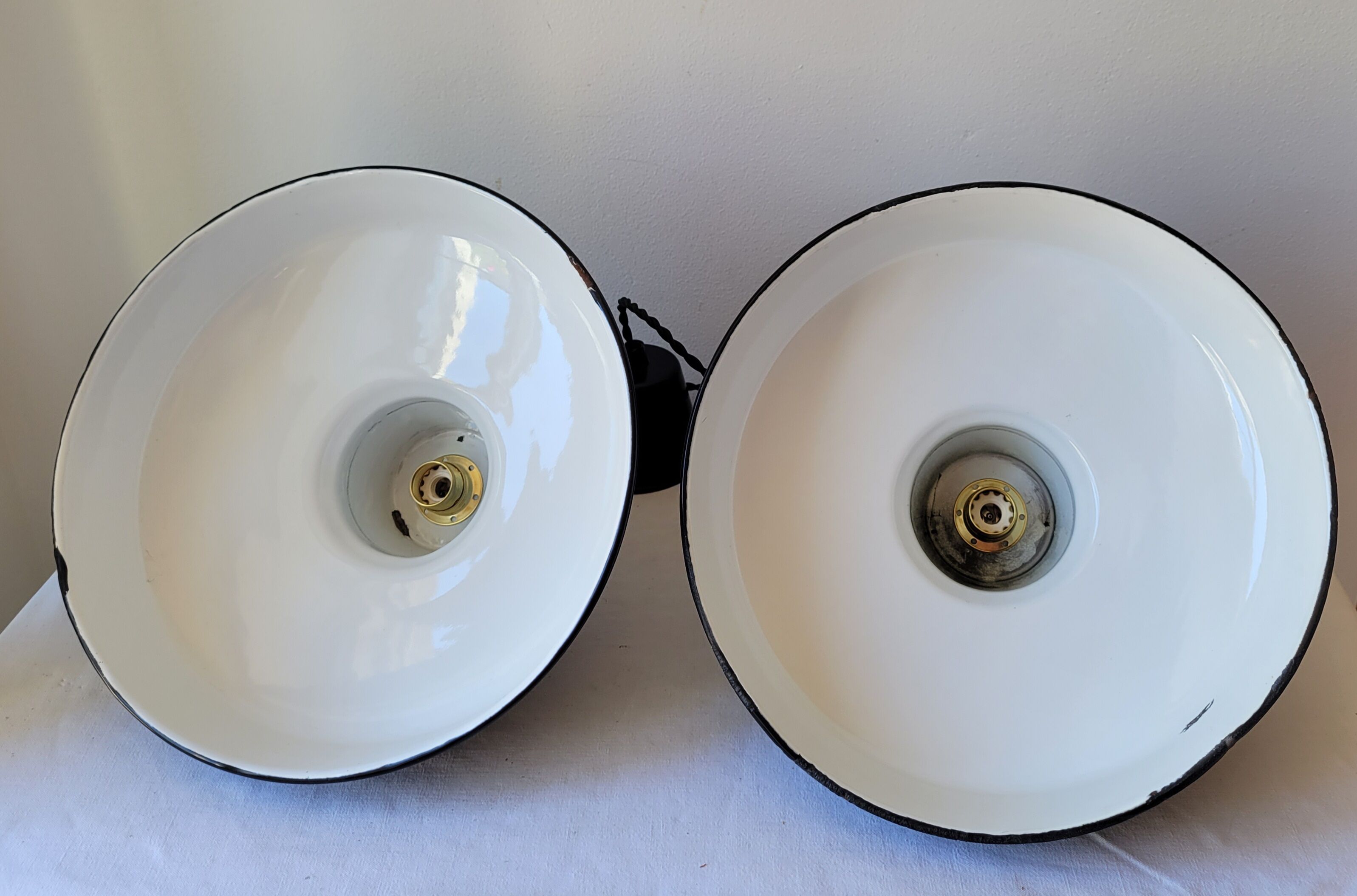 Duo of suspensions in enamelled sheet metal