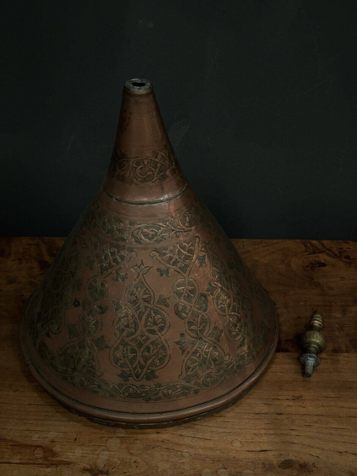 Oriental tagine in copper or brass with its 20th century engraved lid