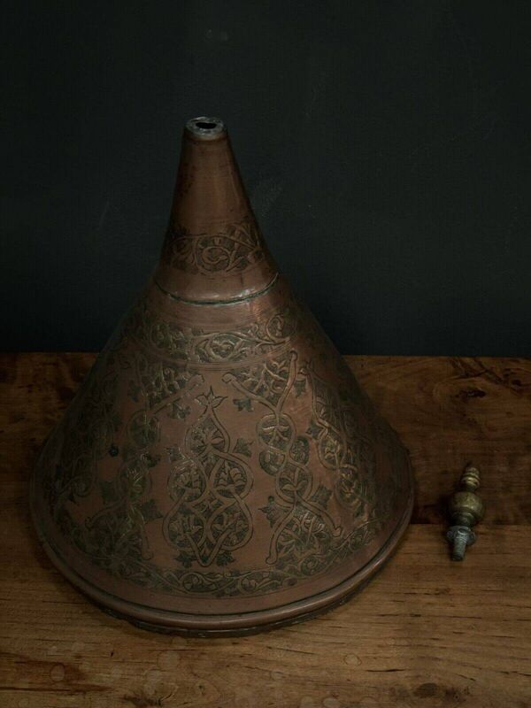 Tajine oriental en cuivre ou laiton avec son couvercle gravé XXe