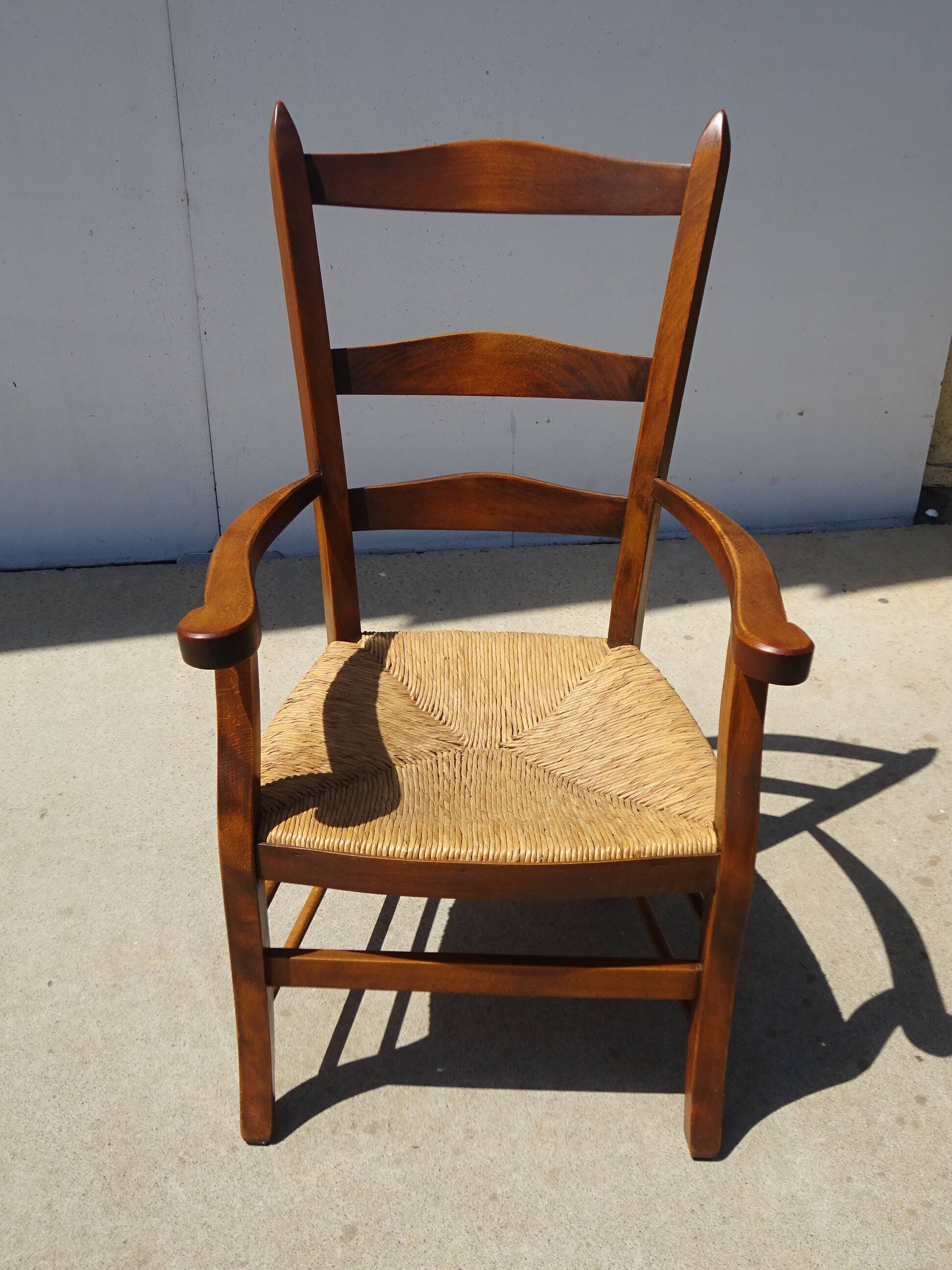 Ancien fauteuil à l'assise paillée