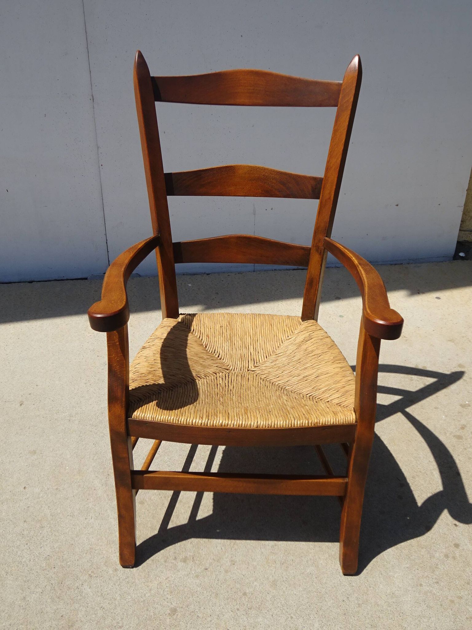 Ancien fauteuil à l'assise paillée