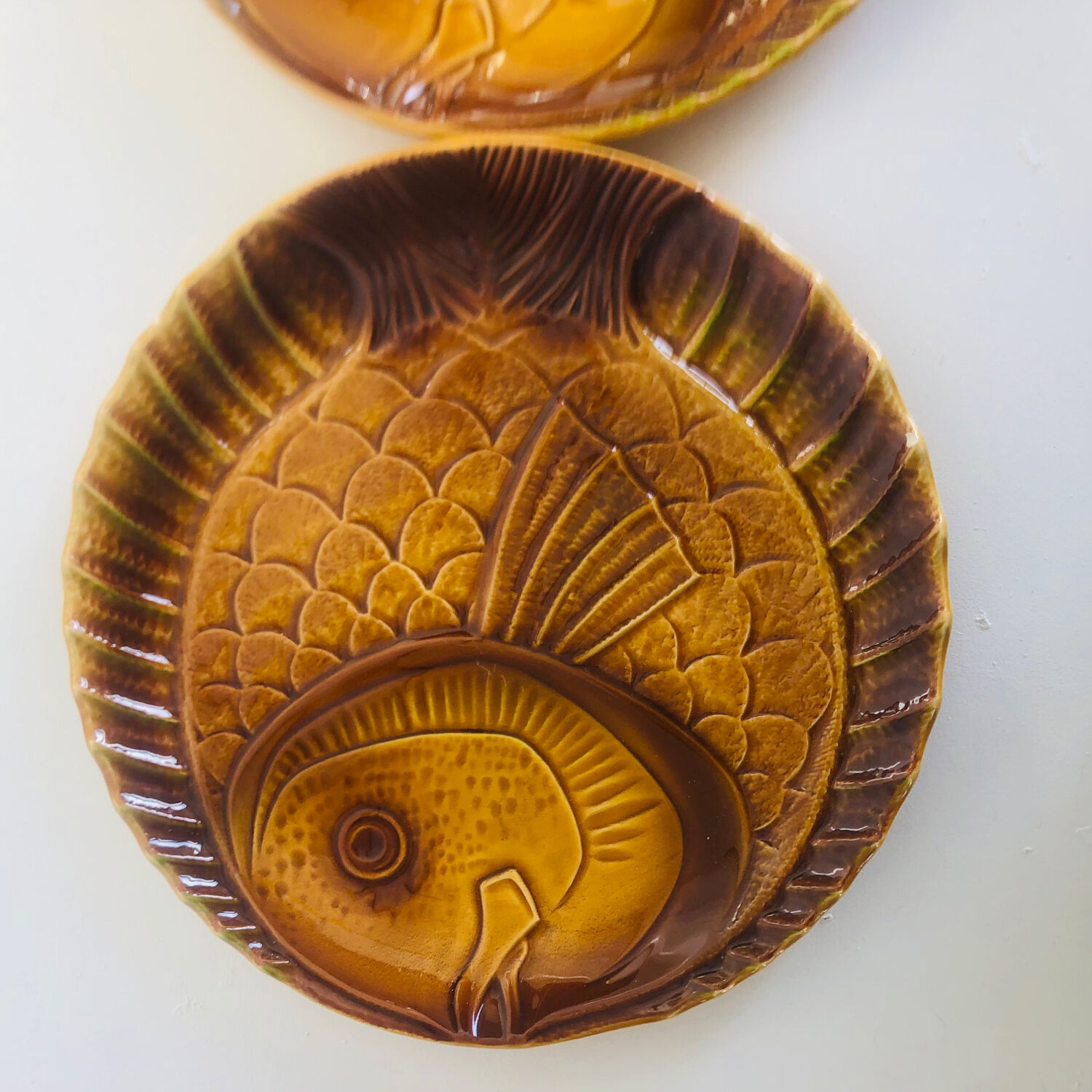 Lot de 2 plats en barbotine Sarreguemines décor poissons