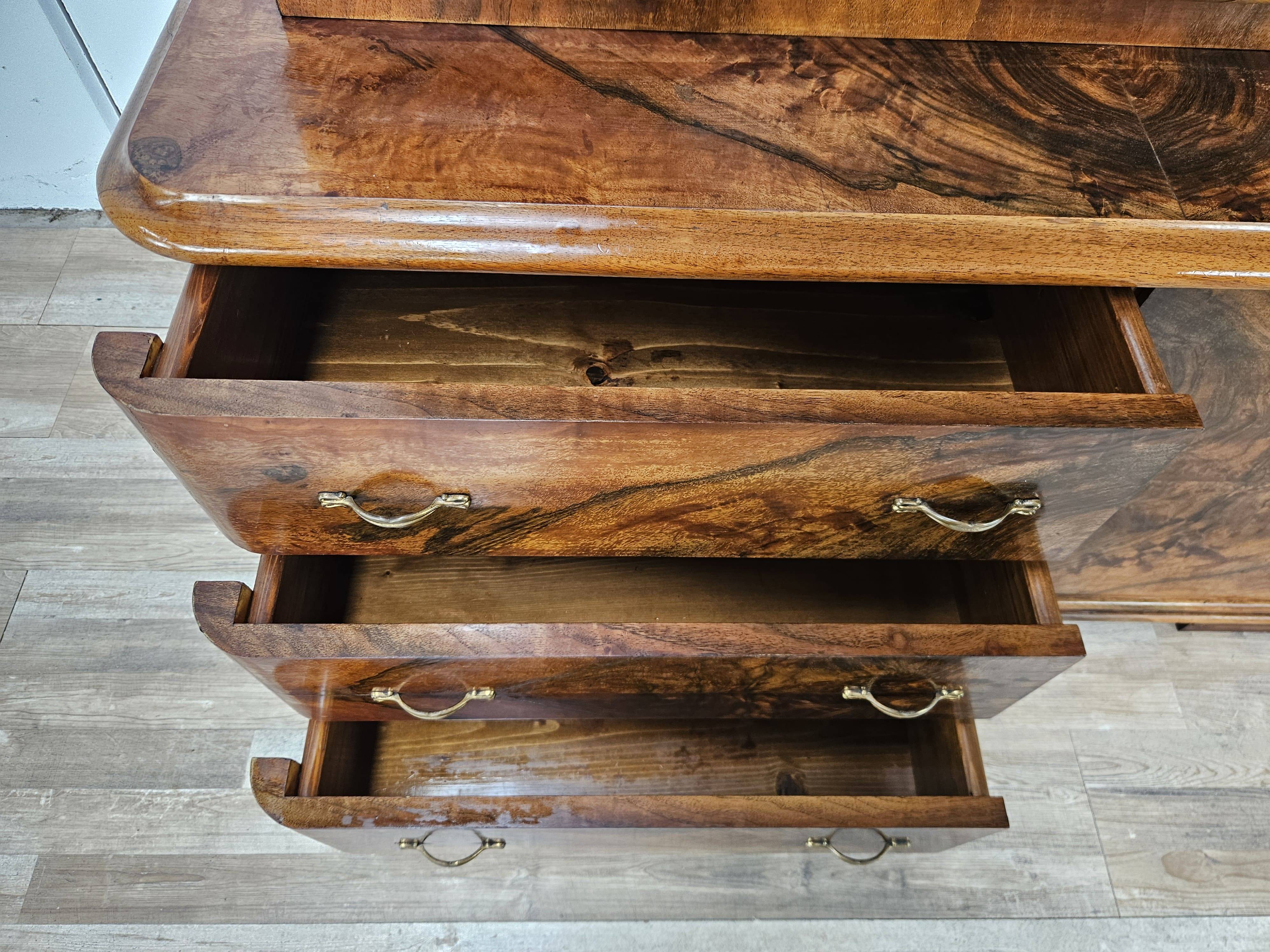 Art Decò display cabinet in walnut burl