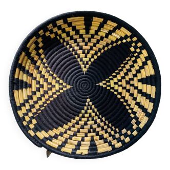 Plate in woven palm leaves black flower 45 cm