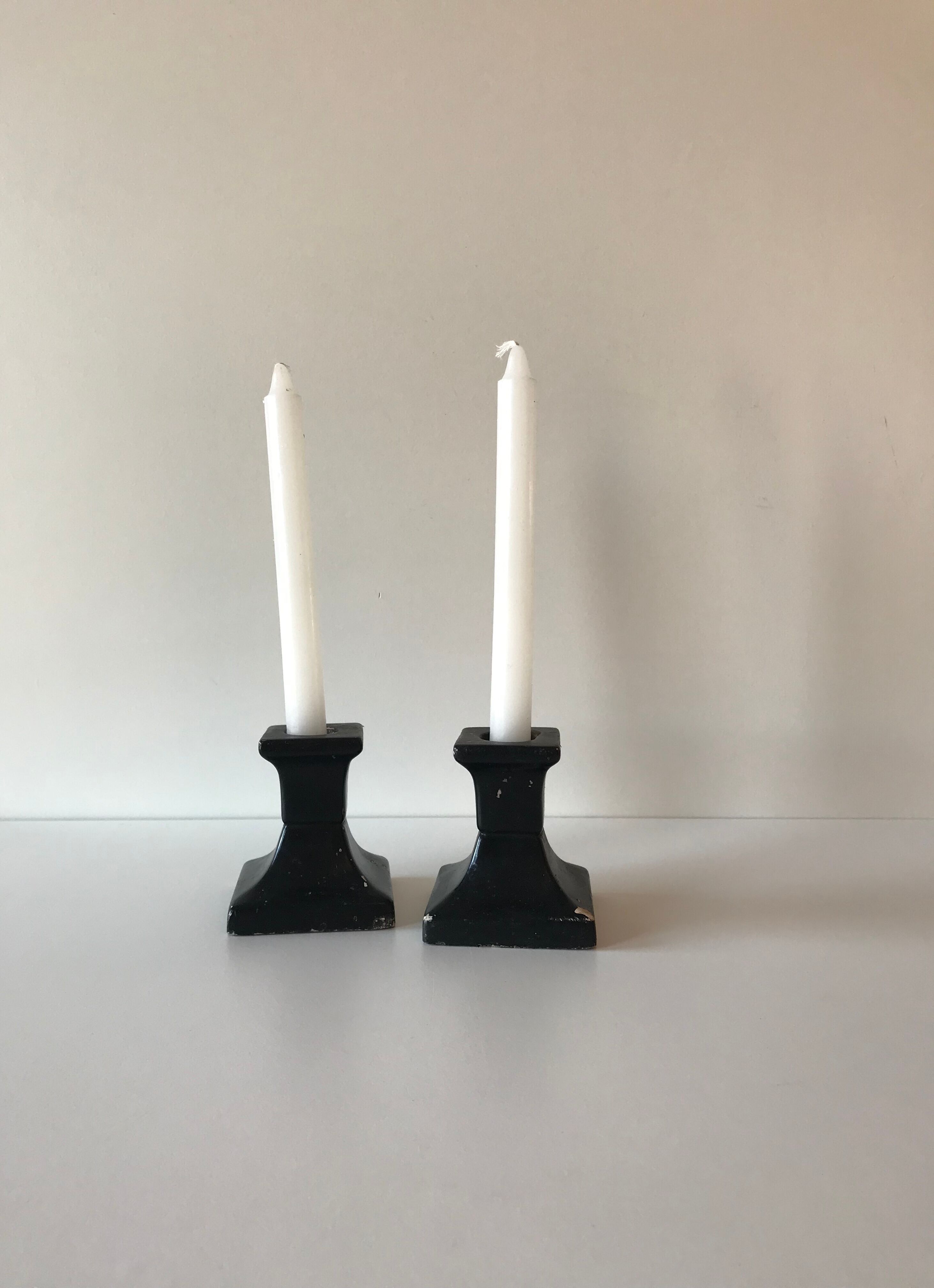 Paire de bougeoirs noirs