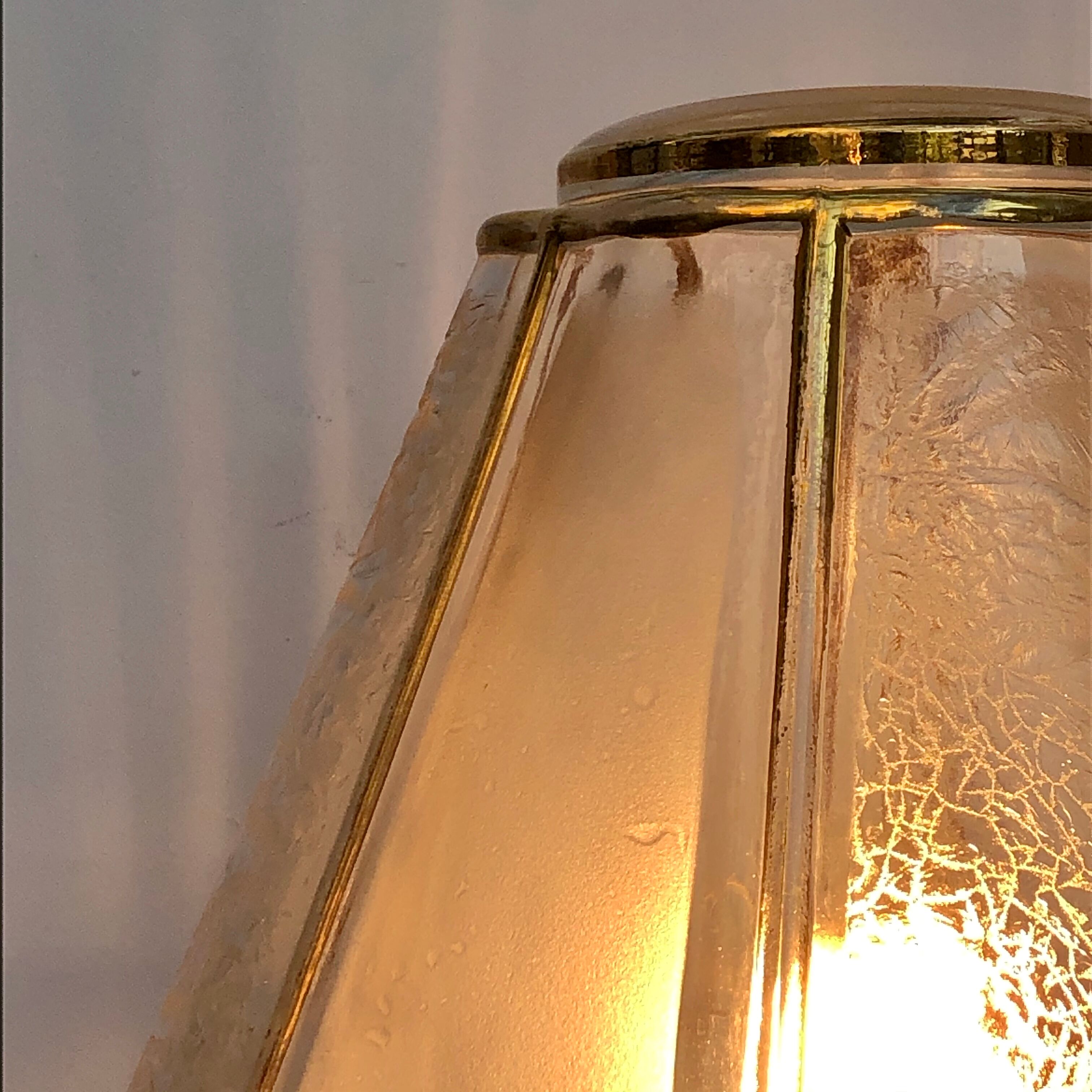 Lampe à poser avec globe art déco vintage en verre de clichy blanc. Le socle et l’électricit