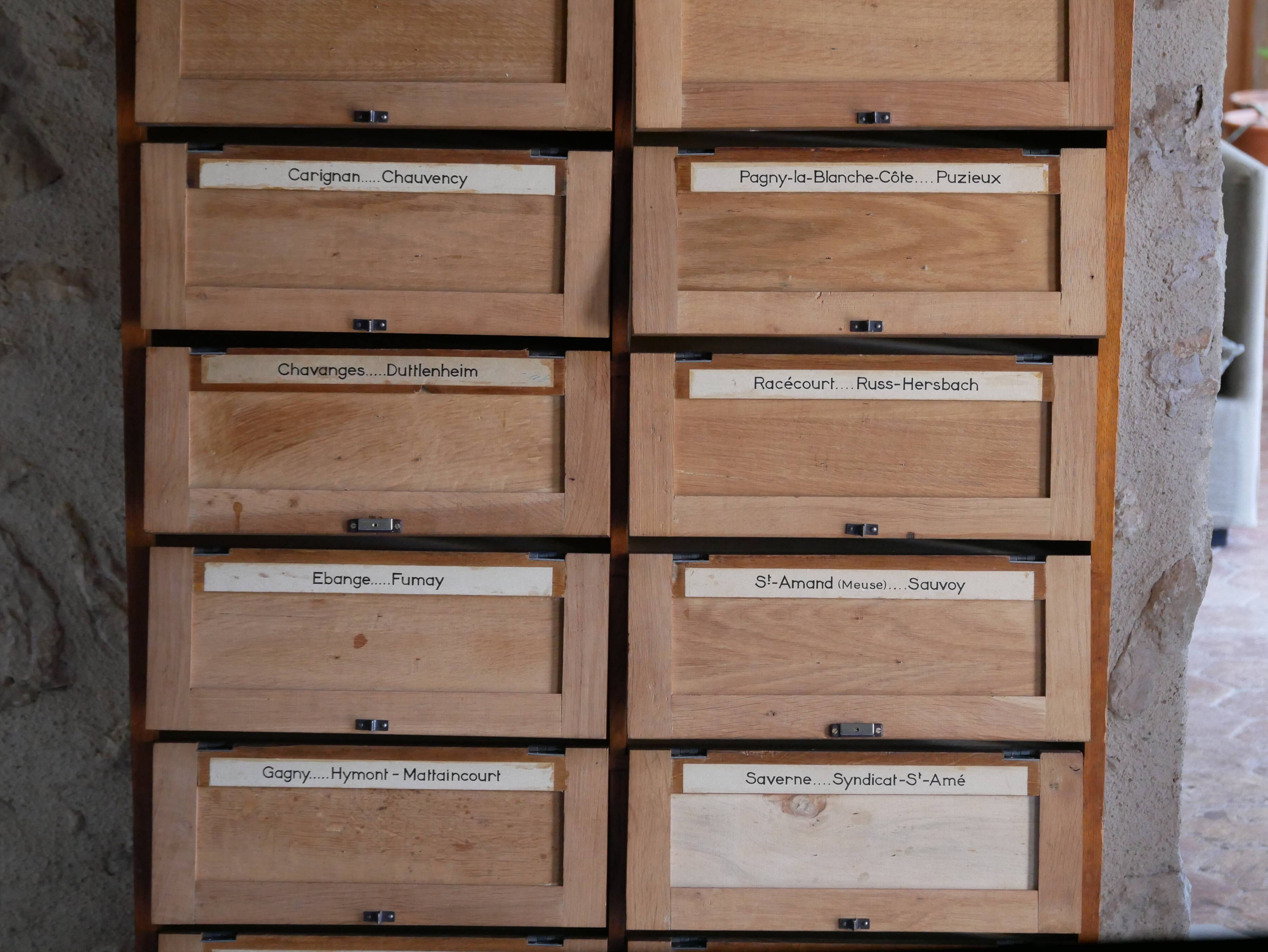 Notary's furniture with clamshells