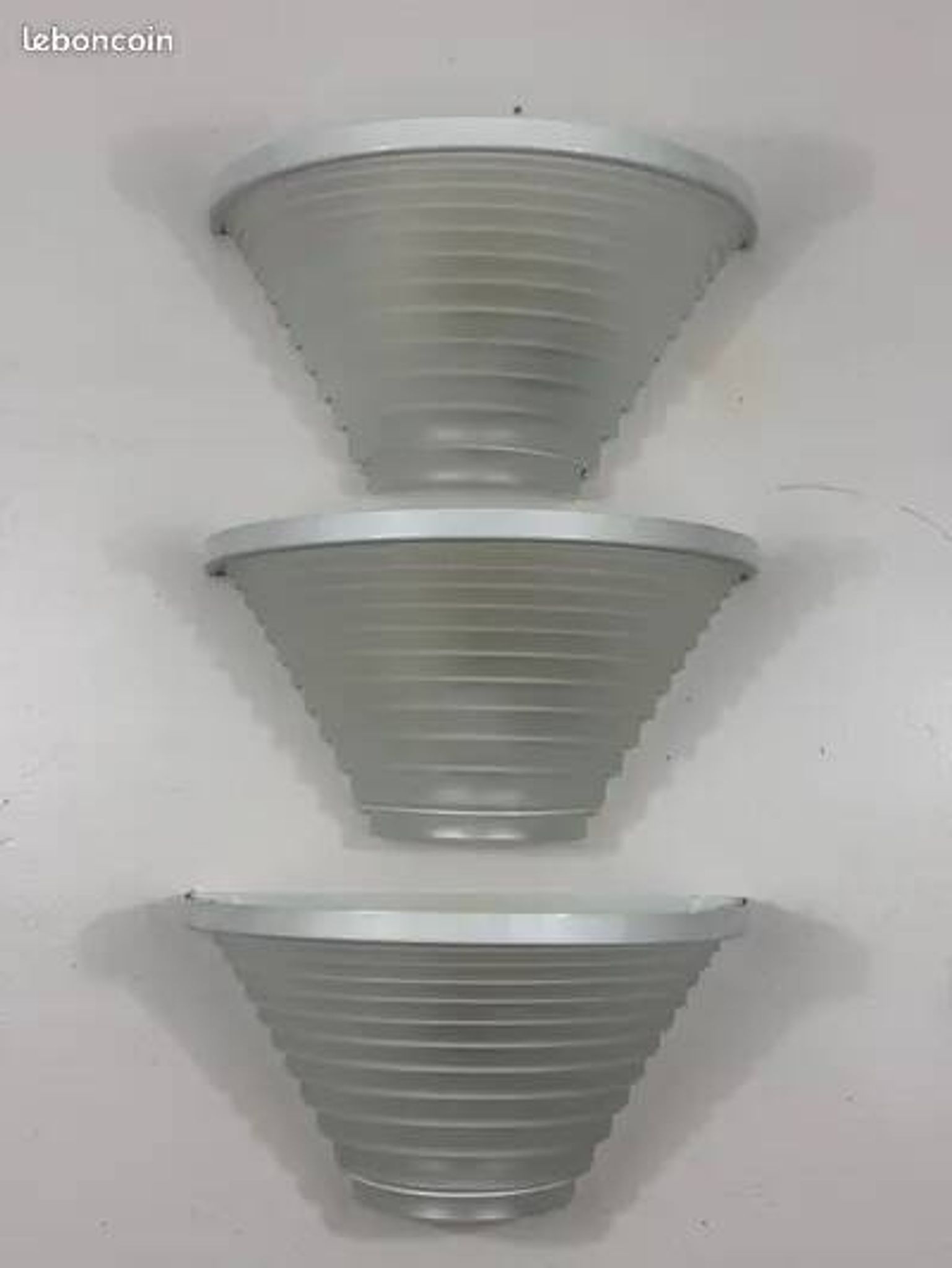 Set of 3 Egisto 28 Wall Lights by Angelo Mangiarotti for Artemide 1985 Satin White Glass Lacquered Metal Post-Modern Design Collector's Item