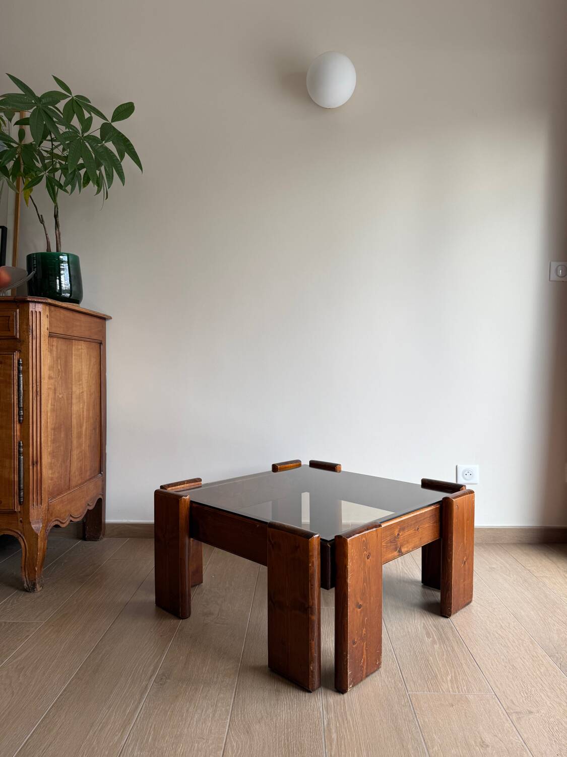 Square coffee table in solid wood and smoked glass – 70s