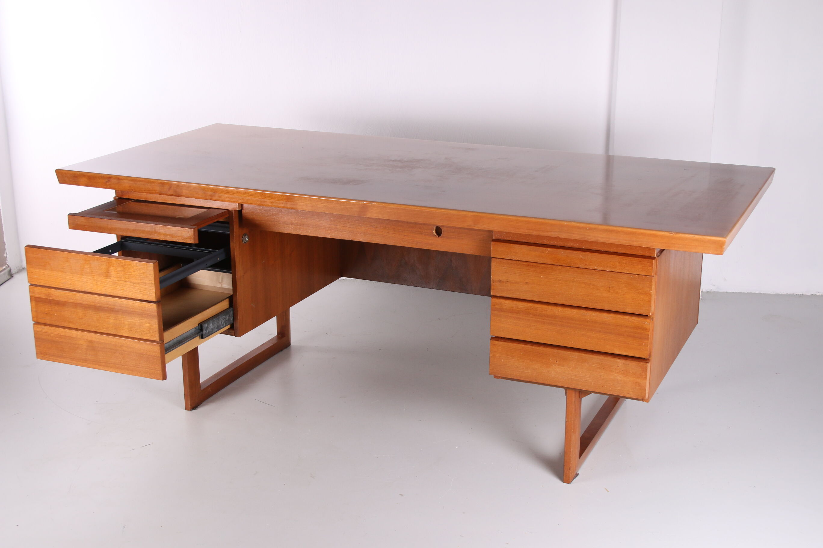 Bureau en bois avec des tiroirs