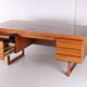 Bureau en bois avec des tiroirs