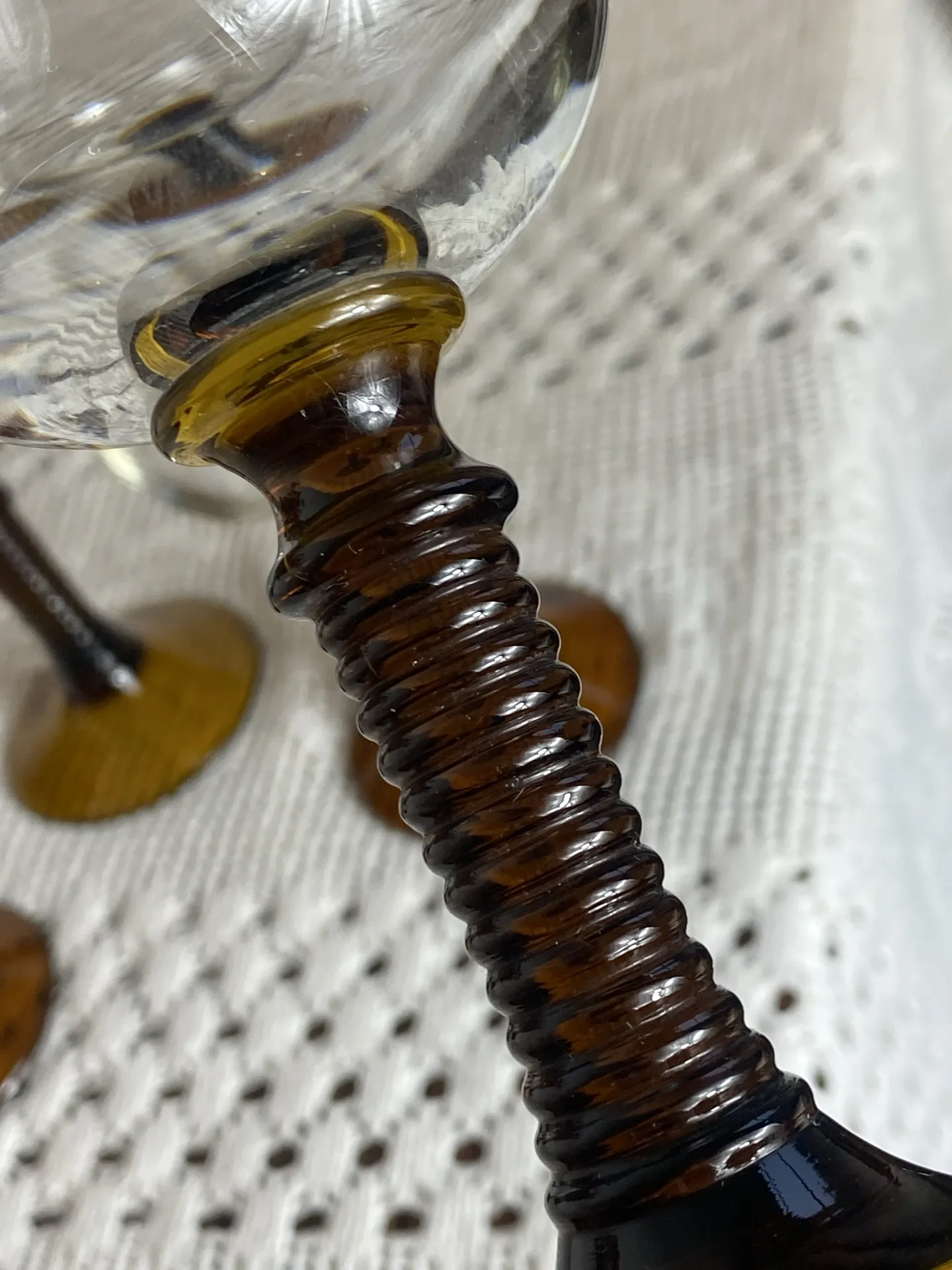 Verres à pied de type Roemer, couleur ambrée  