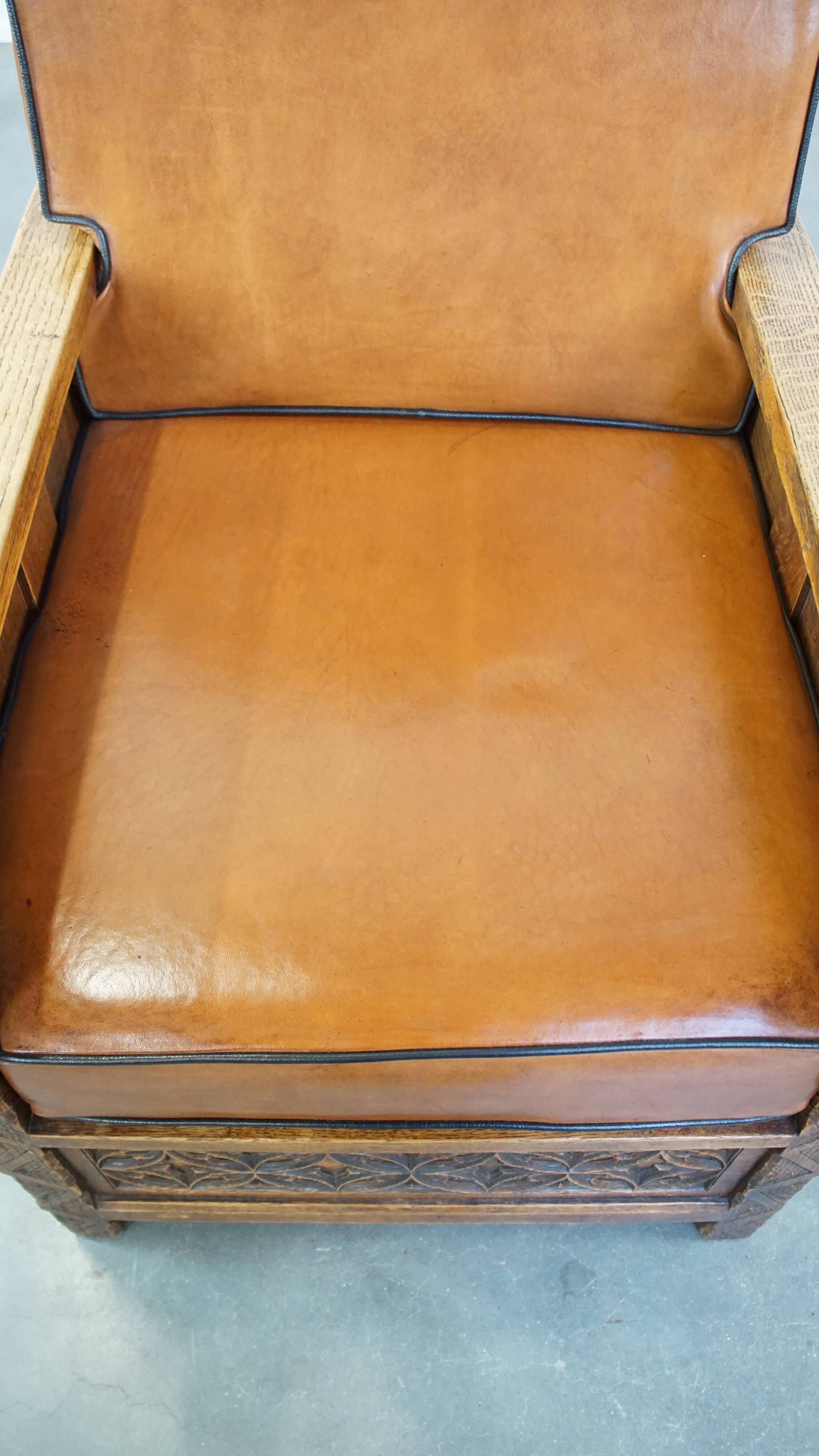 Fauteuil ancien en peau de mouton retapissée