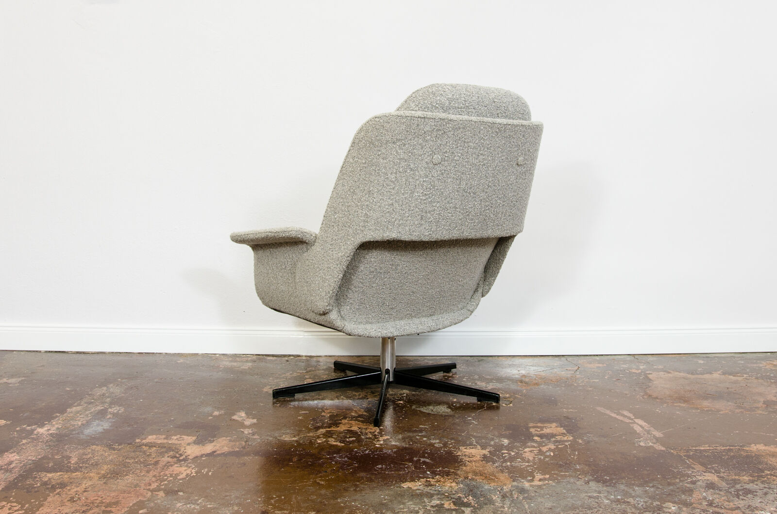B7041 Armchair in Grey Boucle from Zakłady Przemysłu Meblarskiego Radomsko, 1970s