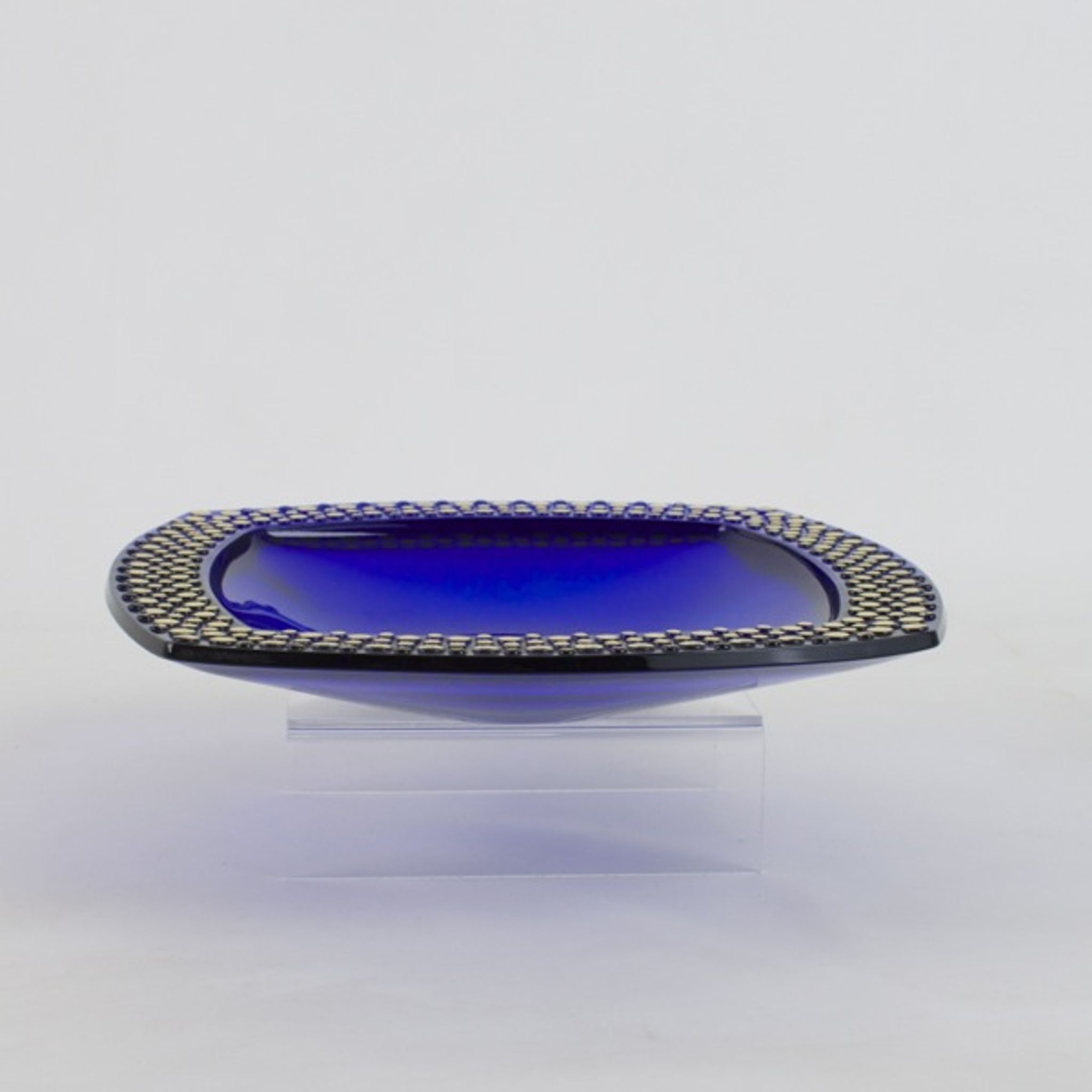 Coupe en verre bleu cobalt décor en relief doré rectangulaire,1960