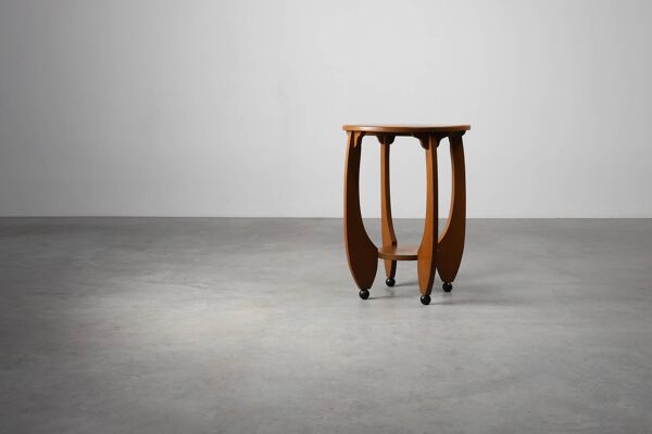 Table d'appoint ronde en chêne de l'École d'Amsterdam, Pays-Bas, vers 1920