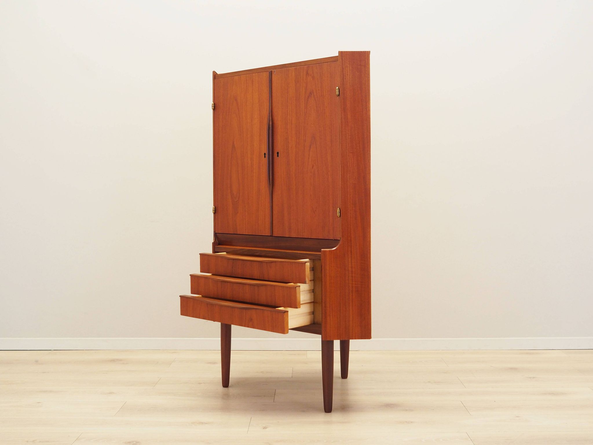 Cabinet d'angle en teck, design danois, années 1970, production : Danemark