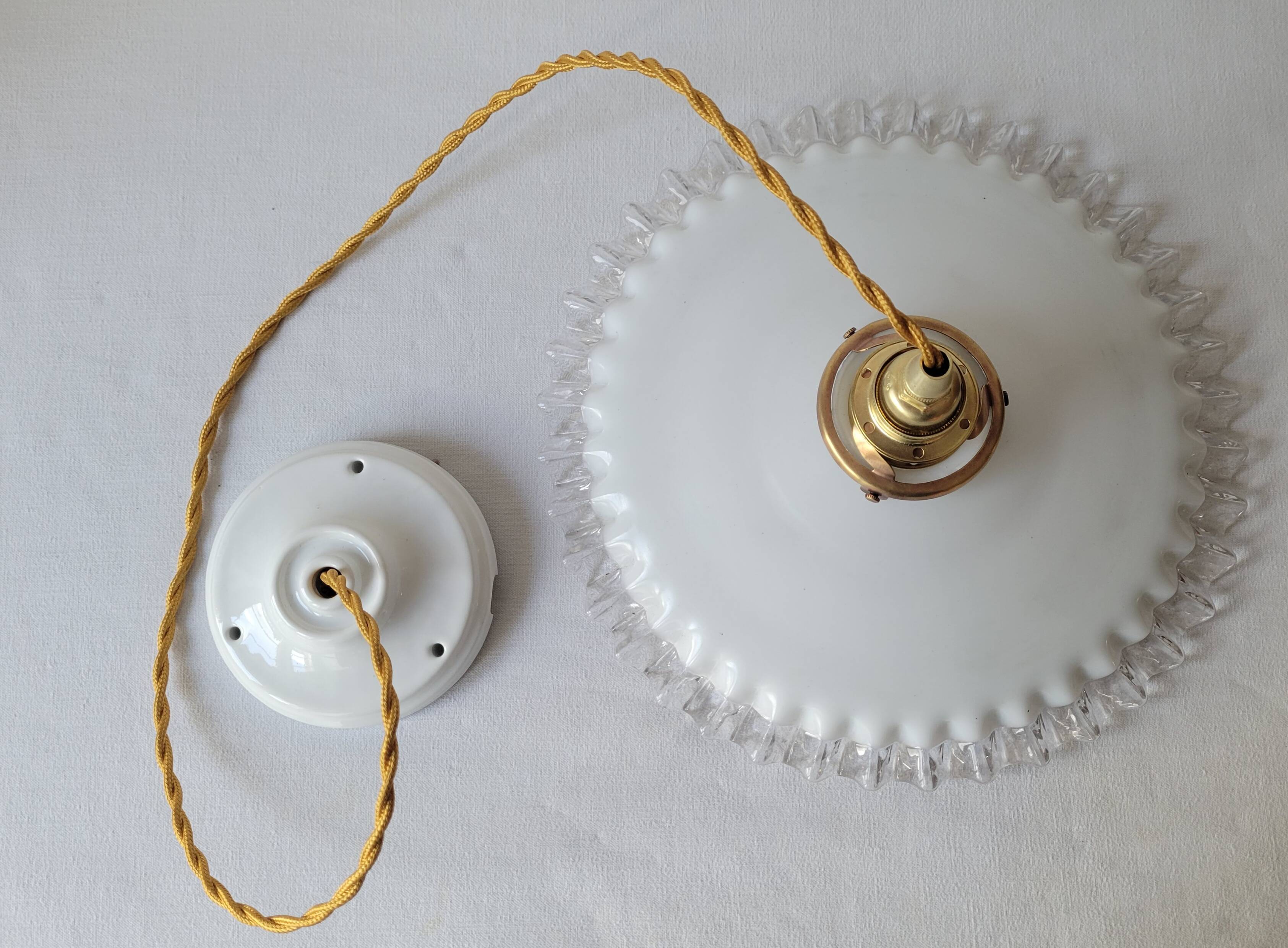 Suspension en opaline dentelée