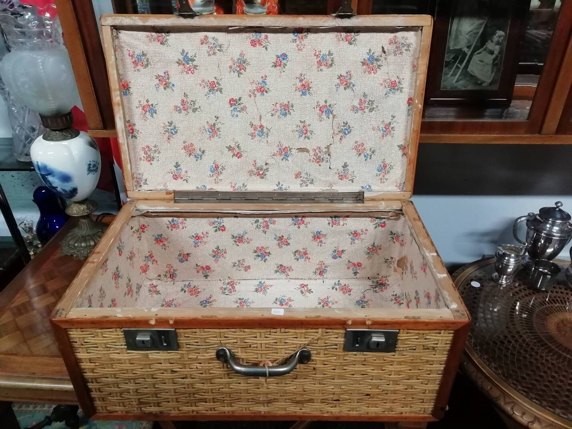 Wicker trunk braided lock and handle
