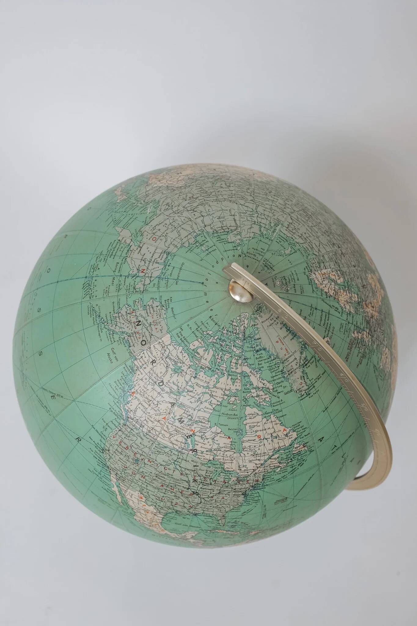 Globe terrestre vintage sur pied en bois, années 60