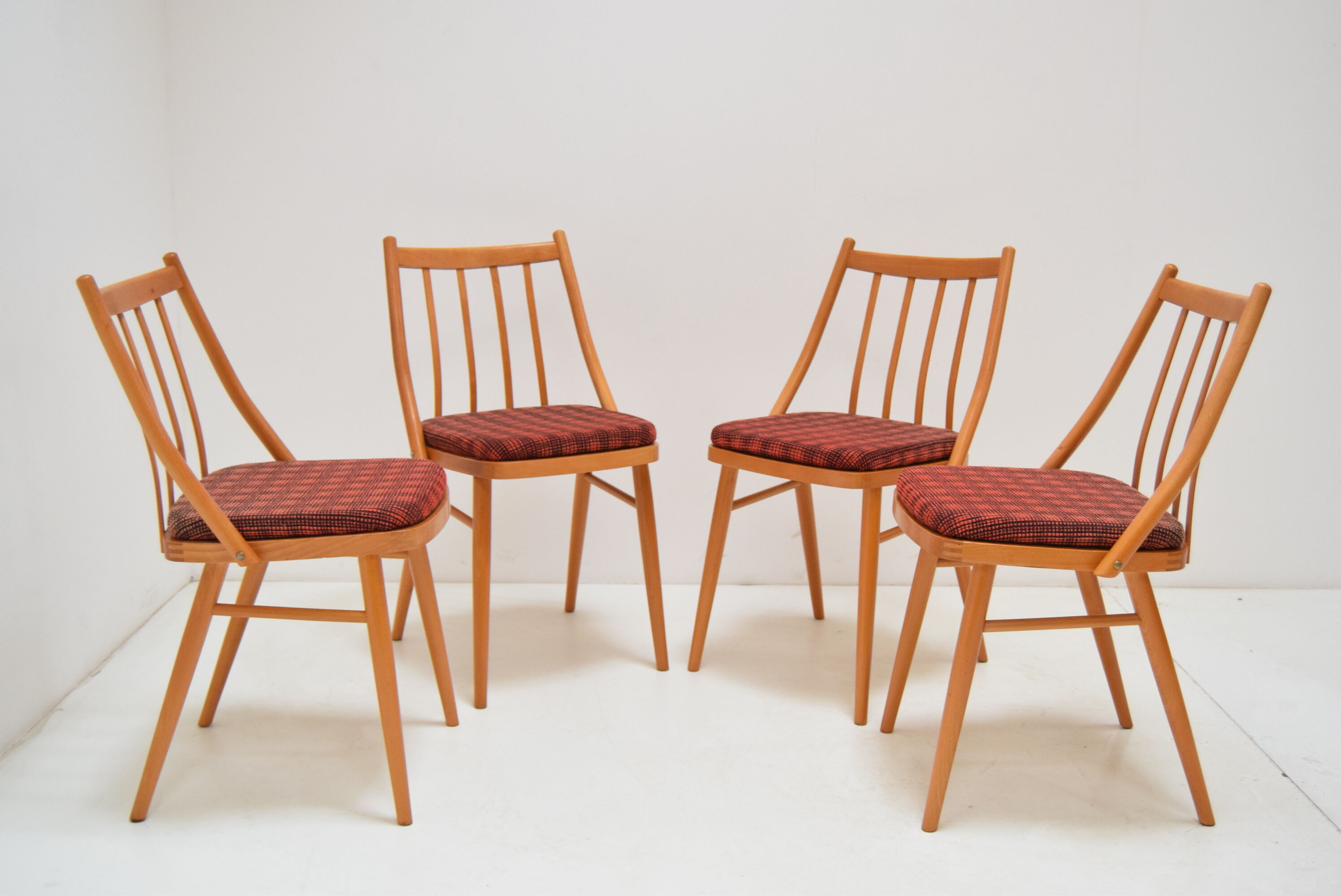 Lot de 4 chaises par Antonín Šuman, années 1980.