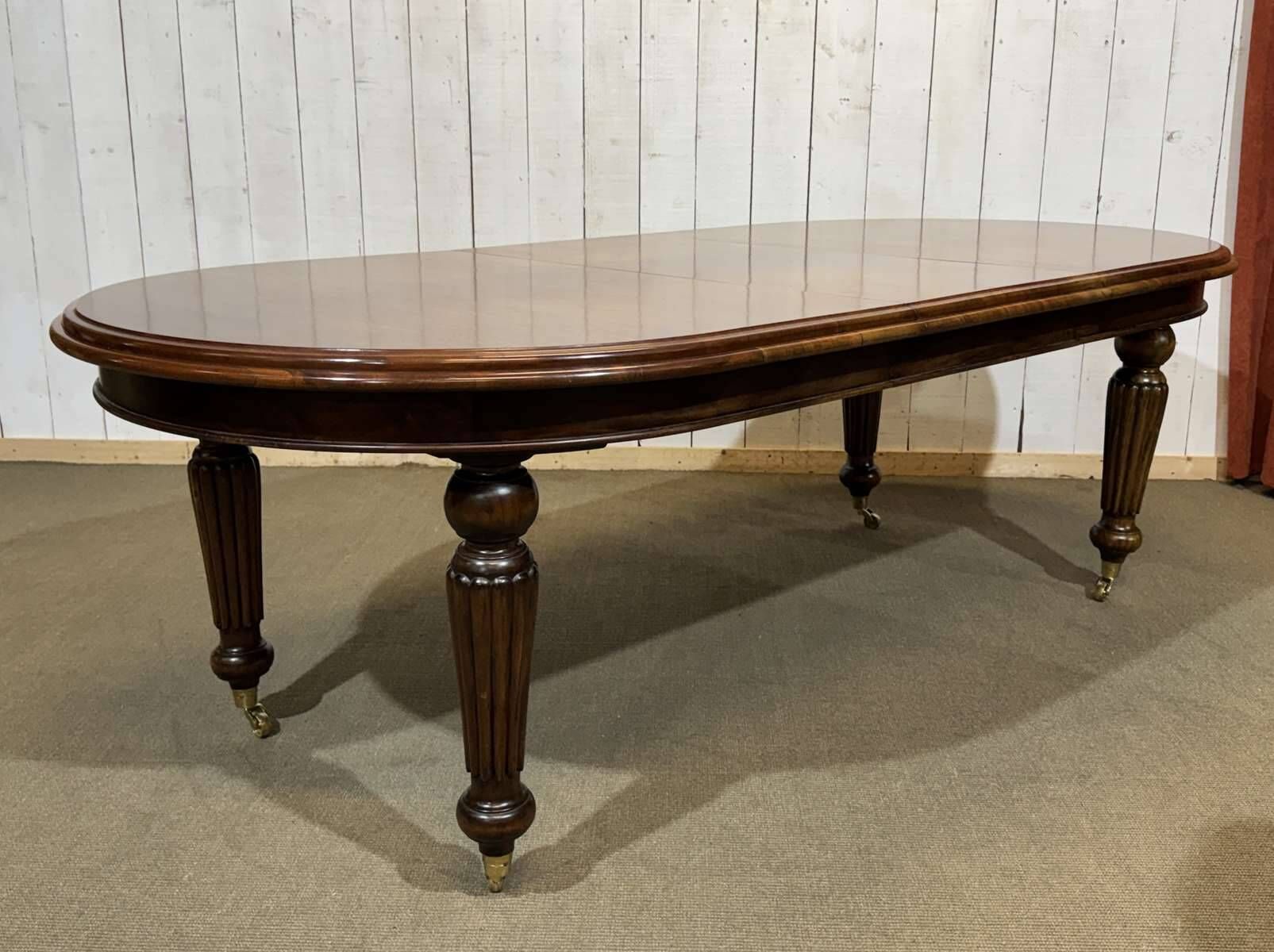 Victorian style oval mahogany table with 1 extension.
