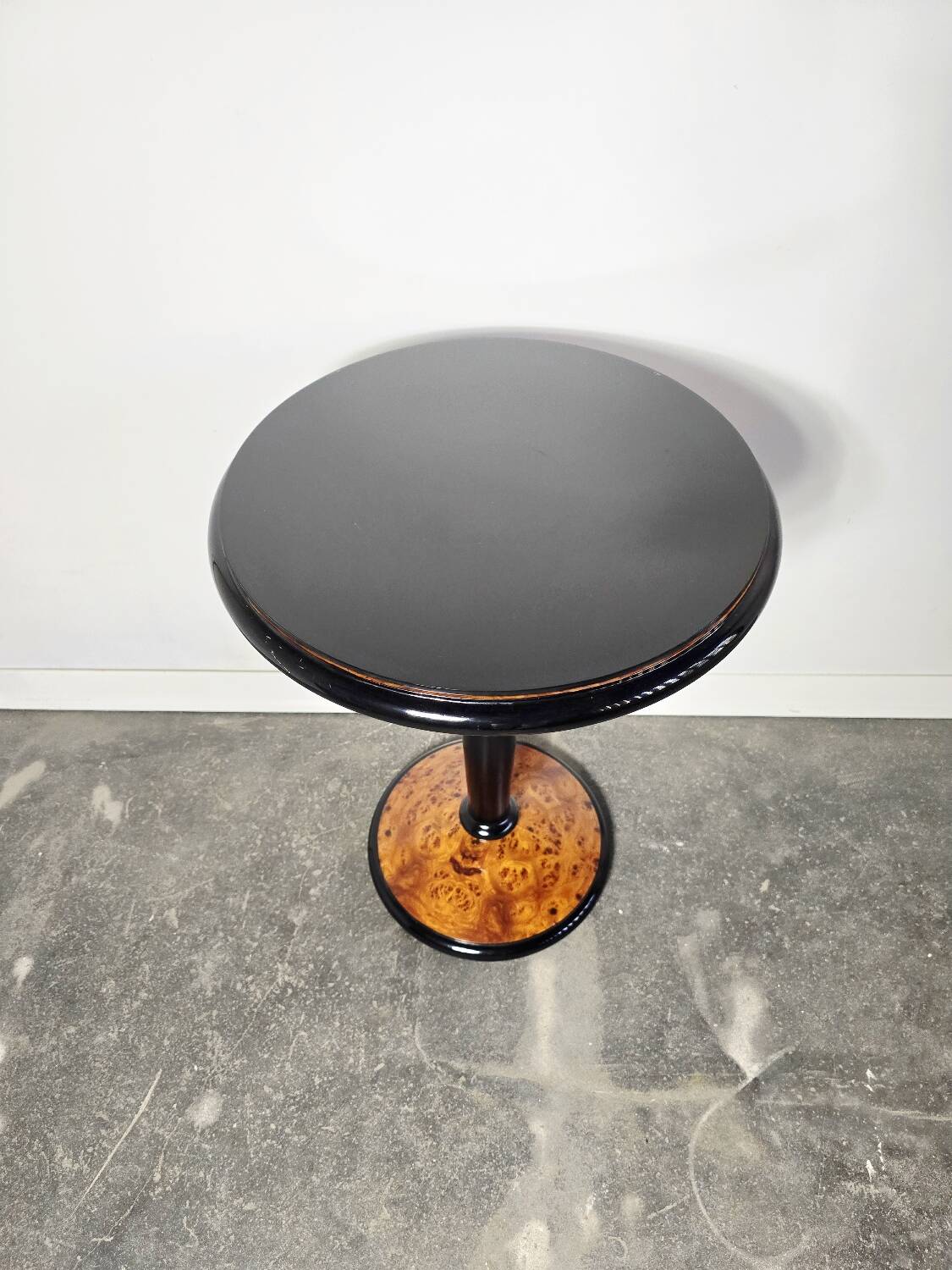 Table d'appoint en noyer et bois ébène de style Art Déco
