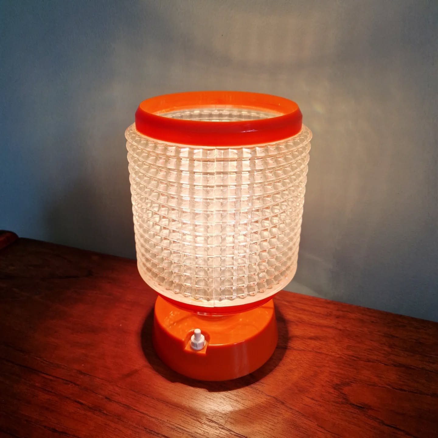 Vintage table lamp in orange and transparent plastic, 1960s.